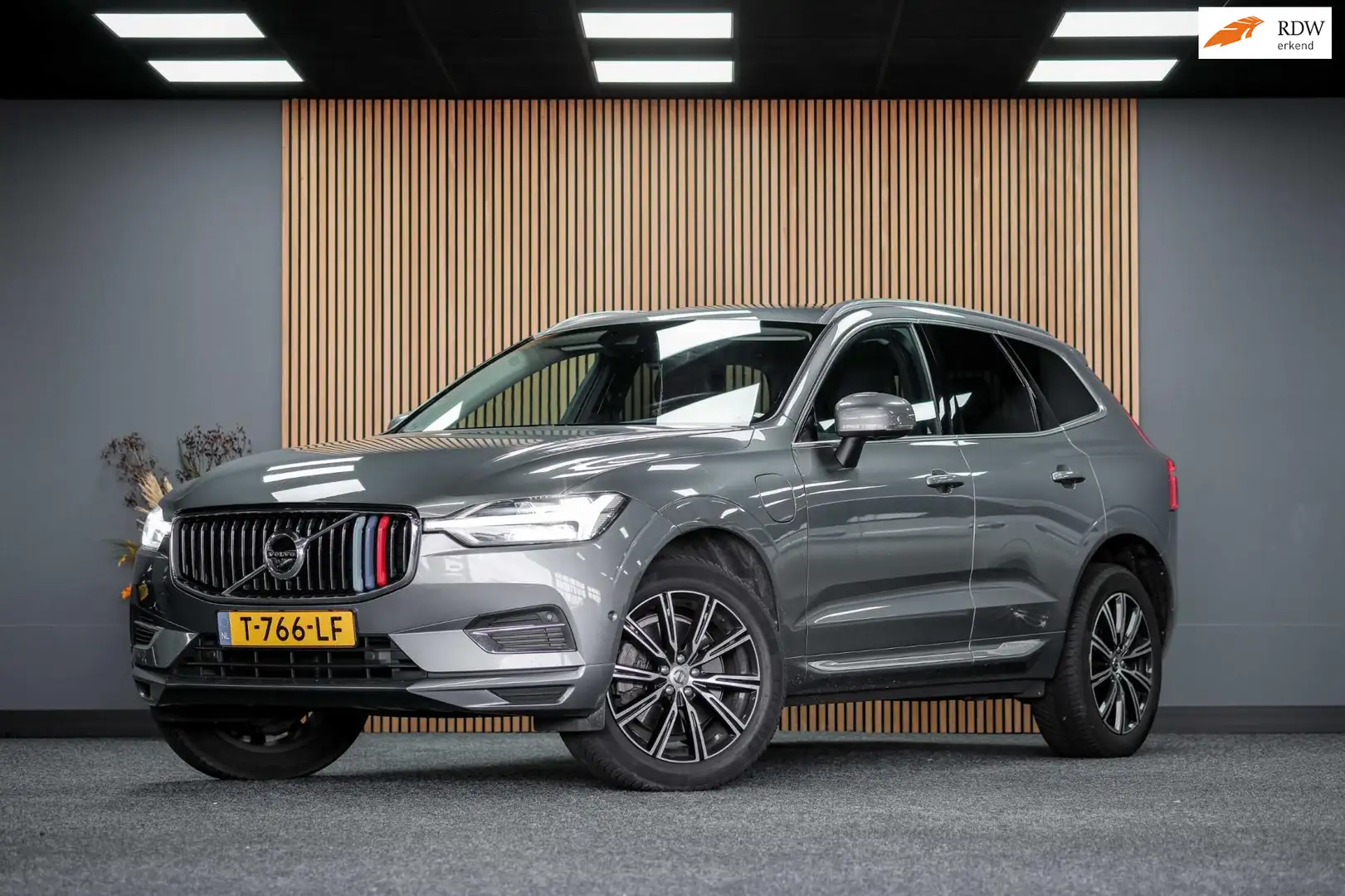 Volvo XC60 2.0 T8 Twin Engine AWD Inscription |Pano|360 Gris - 1