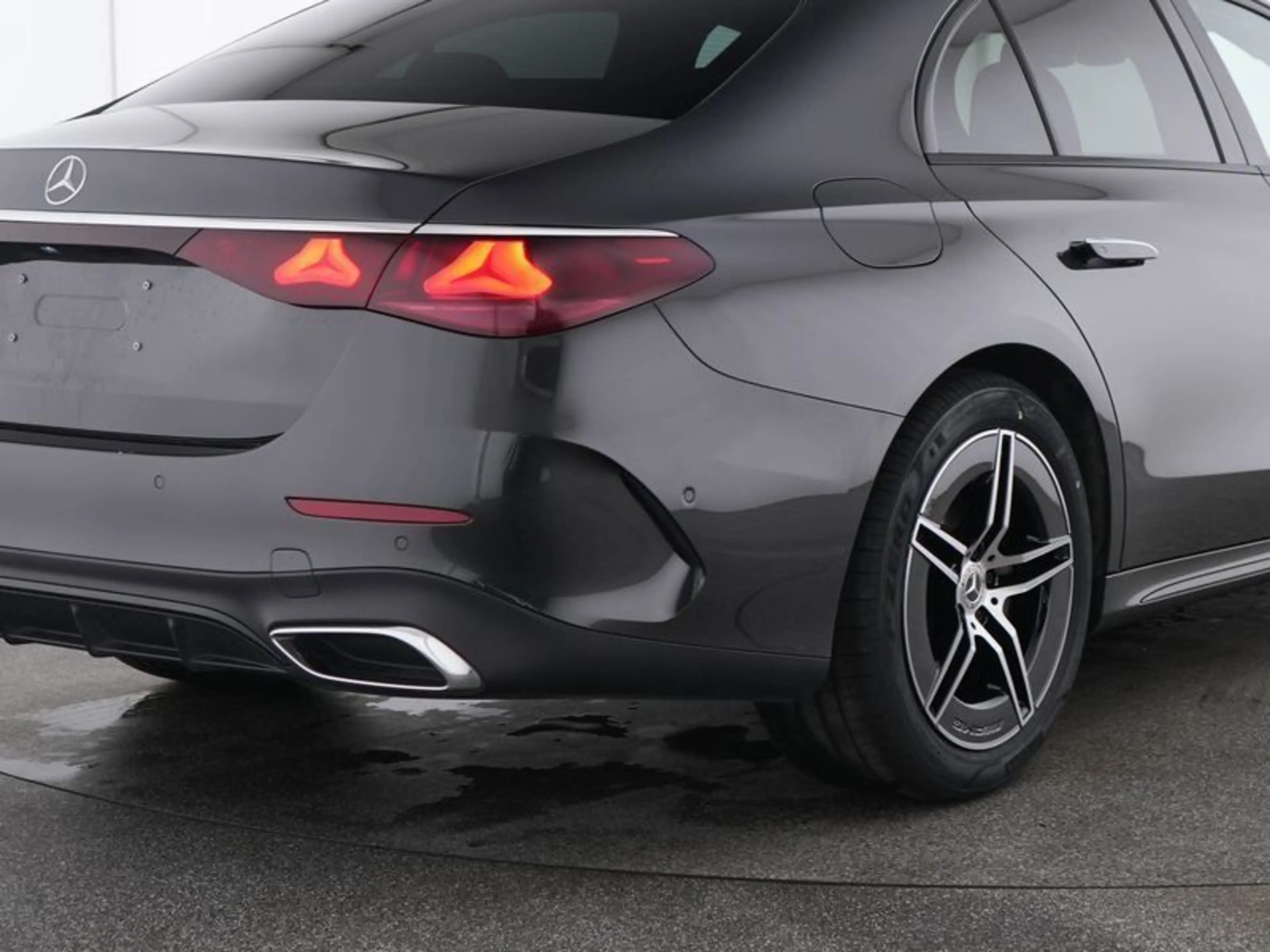 Mercedes-Benz E 220 d AMG Night-Paket Panorama DIS Totw. Kamer — photo 4