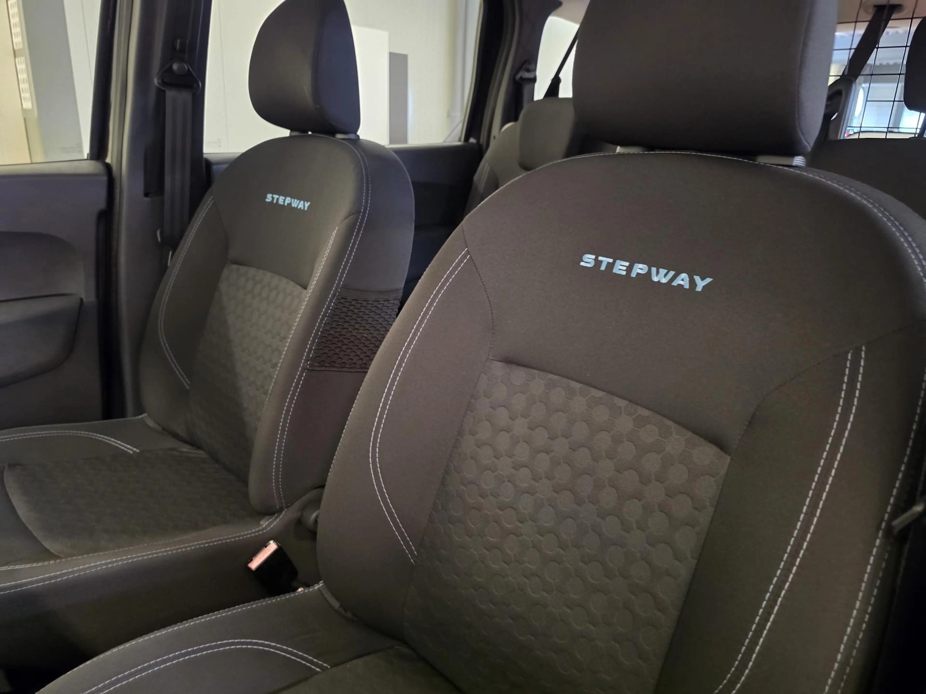 Dacia Lodgy 1.2 TCe Stepway 5p. | Navigatie | Parkeersensoren — photo 26