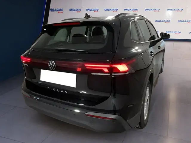 Volkswagen Tiguan view 4