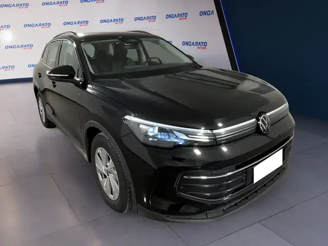 Volkswagen Tiguan view 3