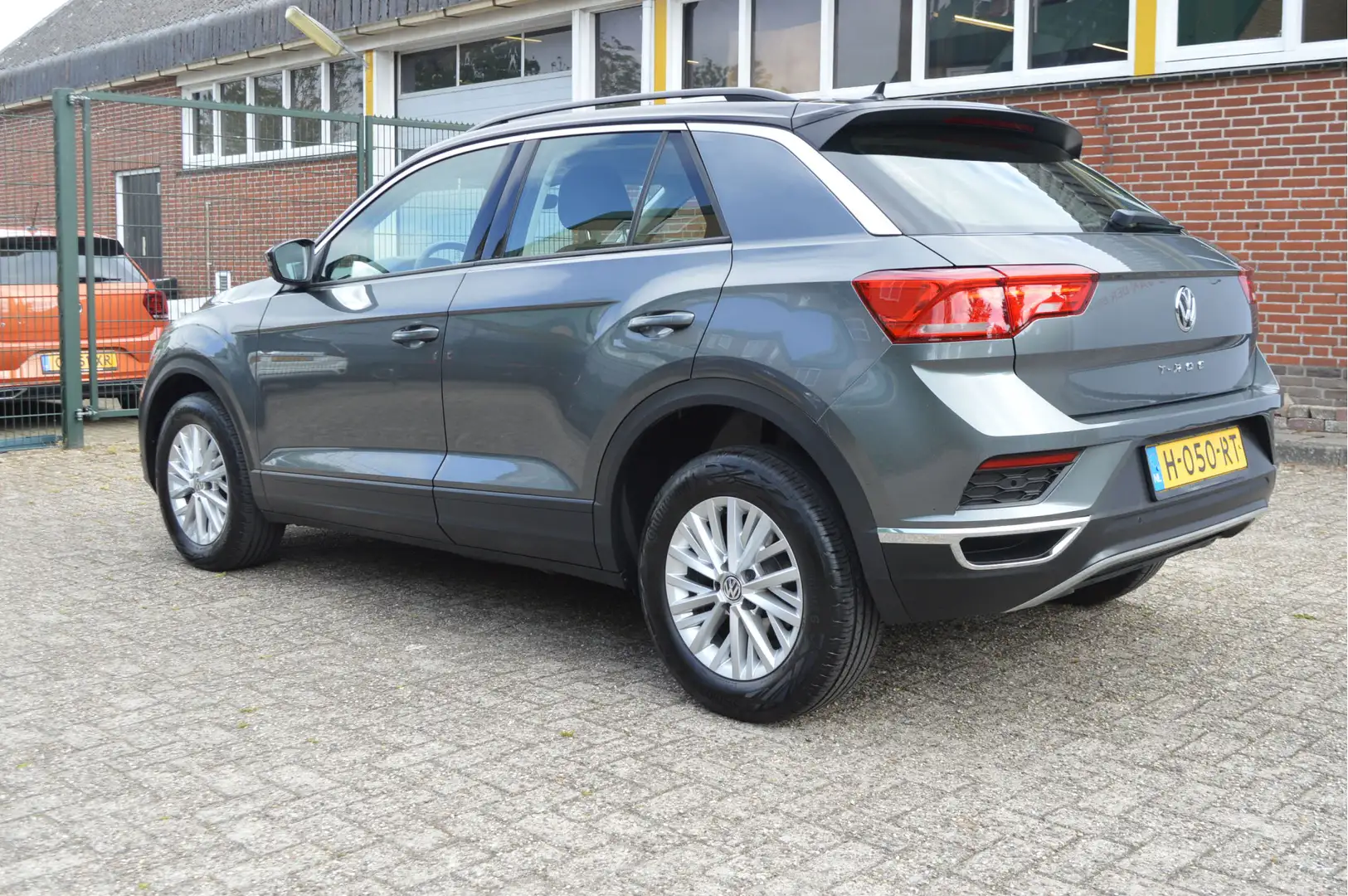 Volkswagen T-Roc 116PK TSI Style Nap / Clima / Apple,android / Pdc Grijs - 2