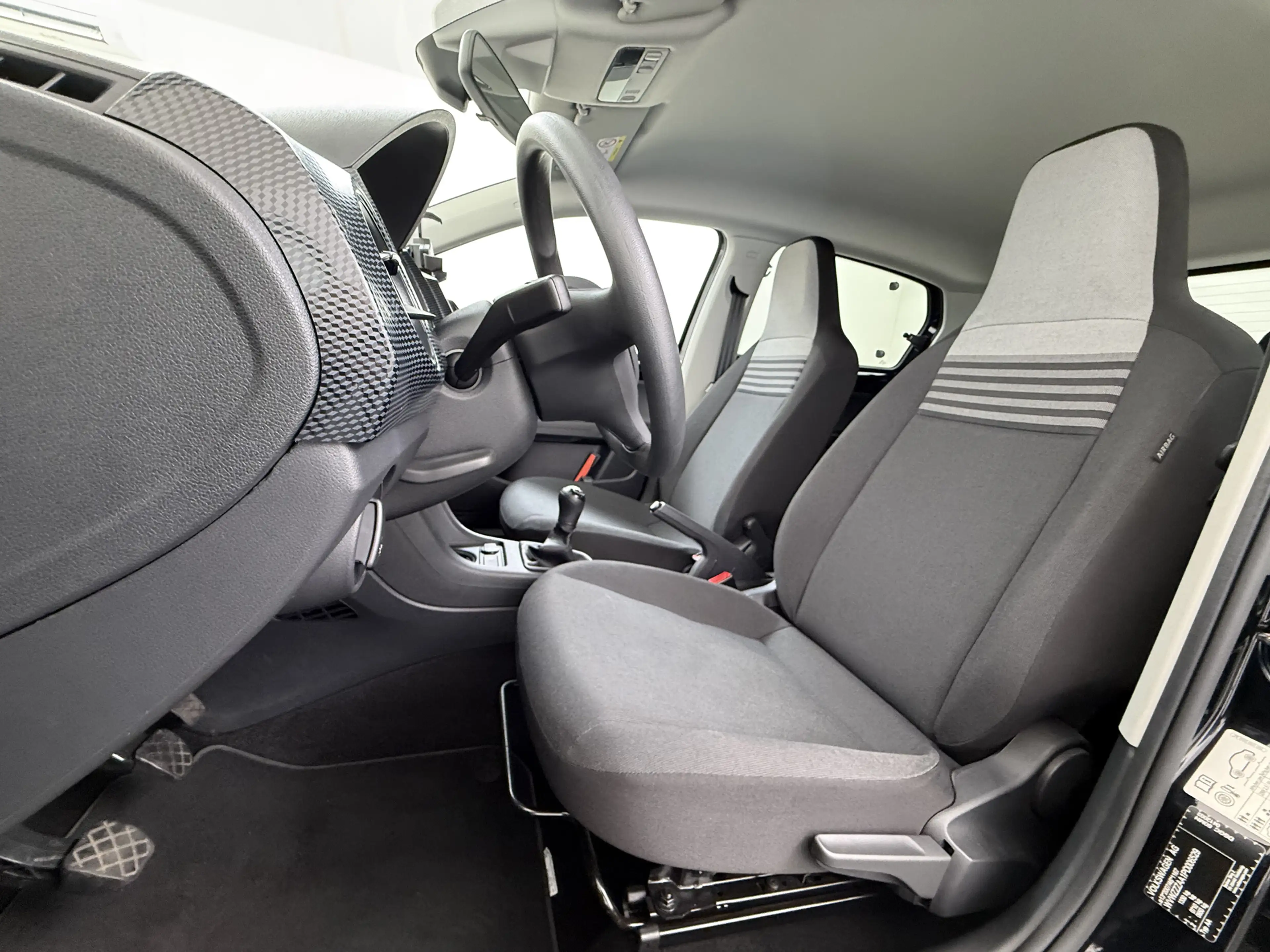 Volkswagen up! 1.0 60PK 5D BMT Move up! All Season Banden — photo 17