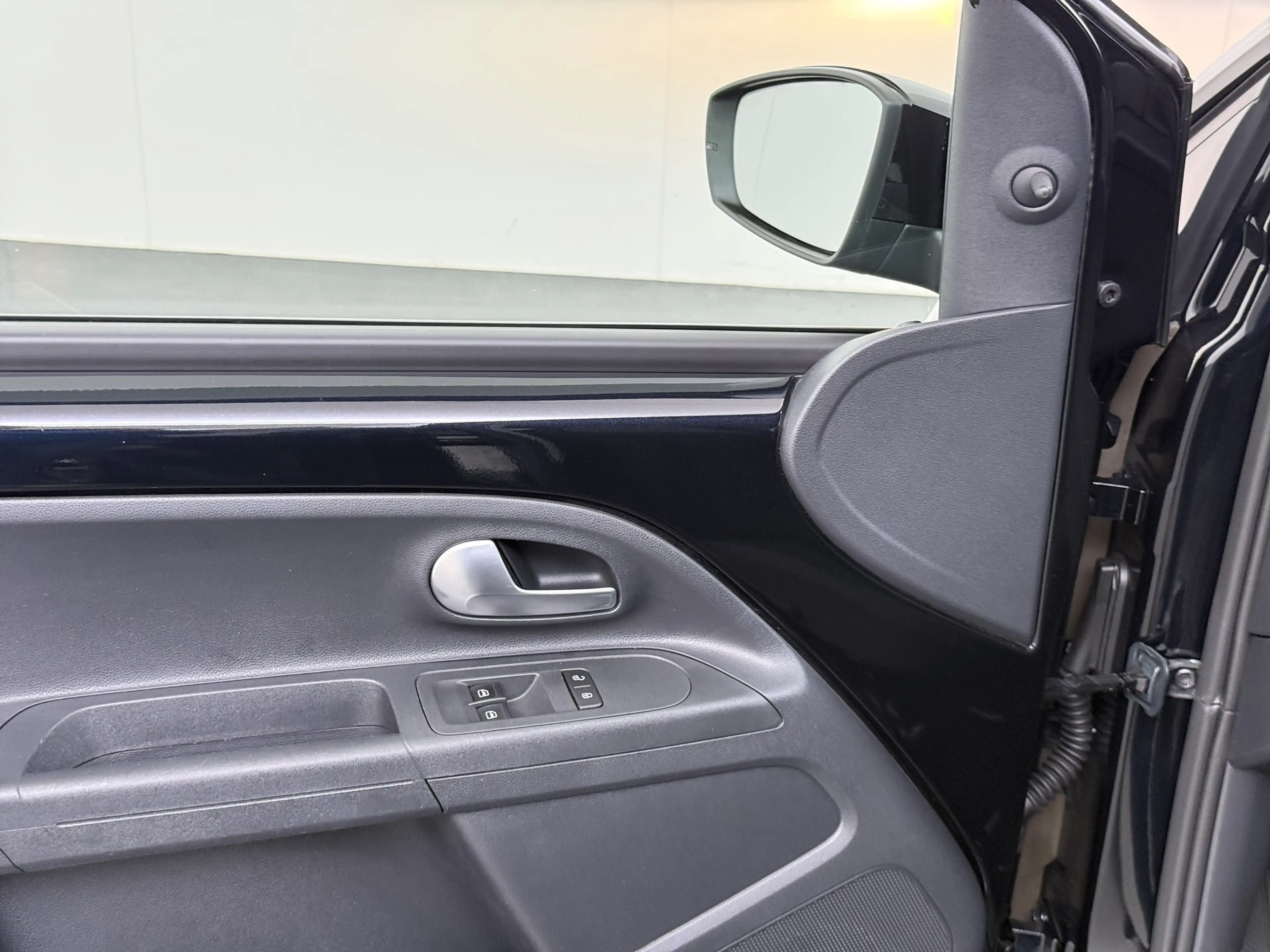 Volkswagen up! 1.0 60PK 5D BMT Move up! All Season Banden — photo 15