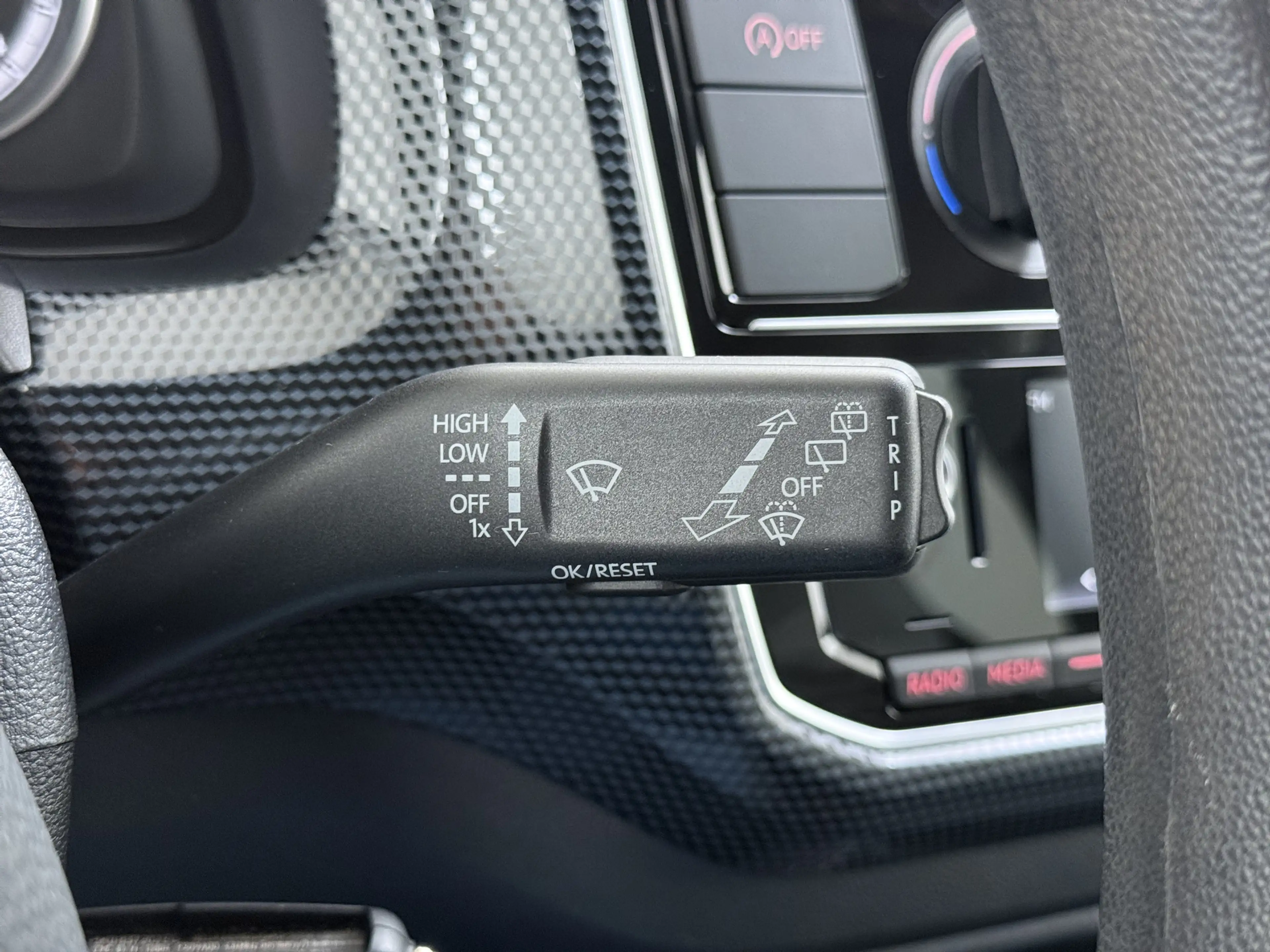 Volkswagen up! 1.0 60PK 5D BMT Move up! All Season Banden — photo 25