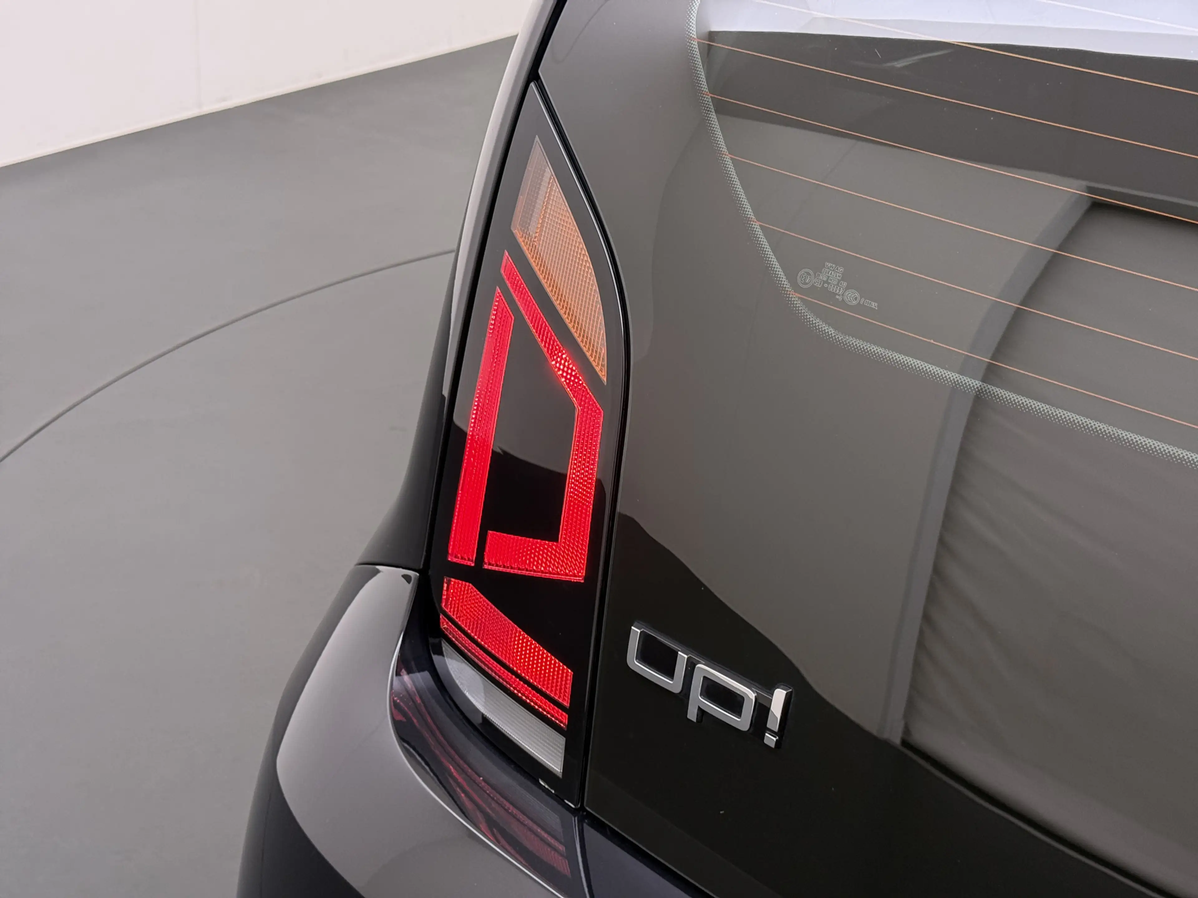 Volkswagen up! 1.0 60PK 5D BMT Move up! All Season Banden — photo 9