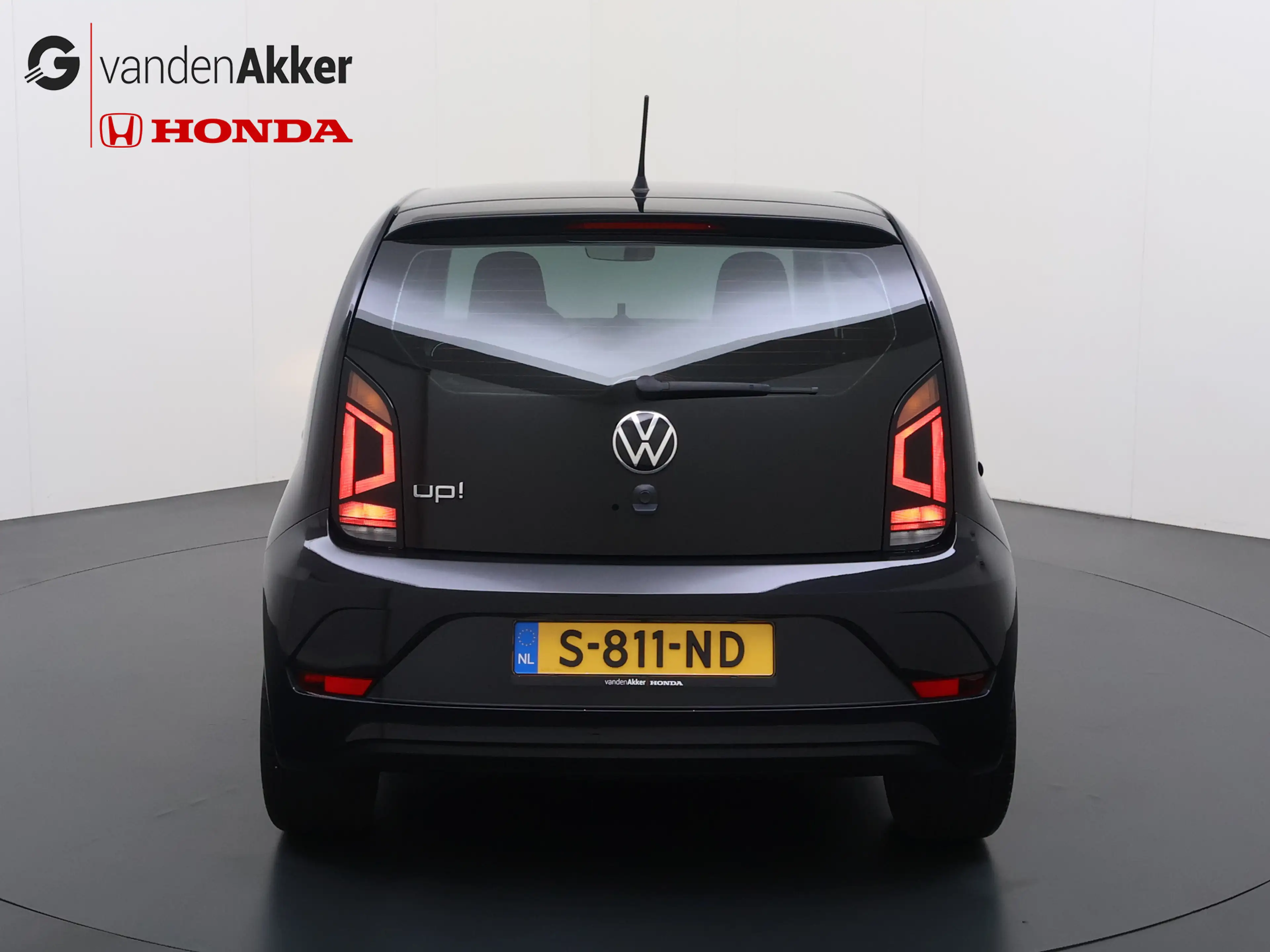 Volkswagen up! 1.0 60PK 5D BMT Move up! All Season Banden — photo 4