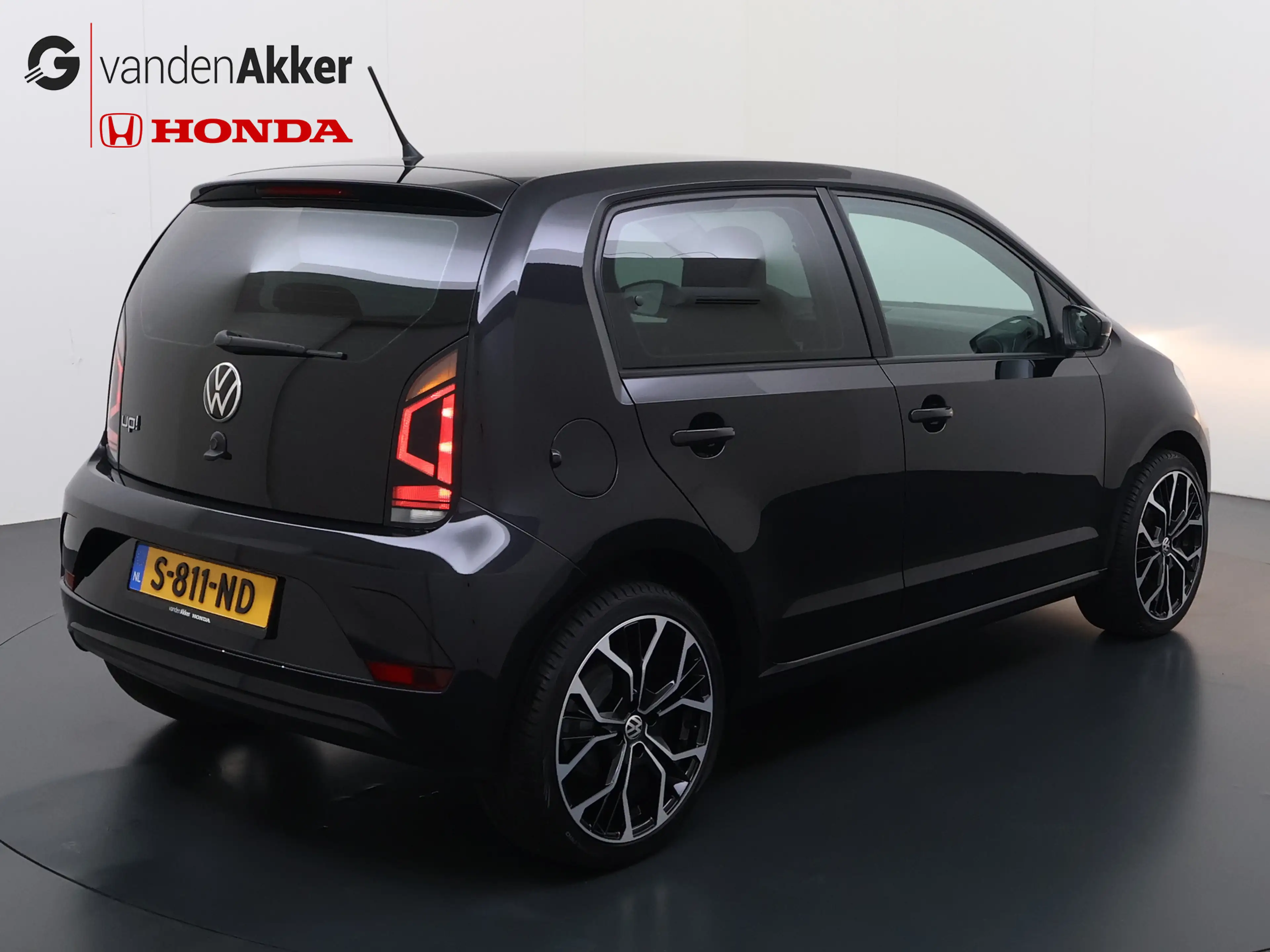 Volkswagen up! 1.0 60PK 5D BMT Move up! All Season Banden — photo 5