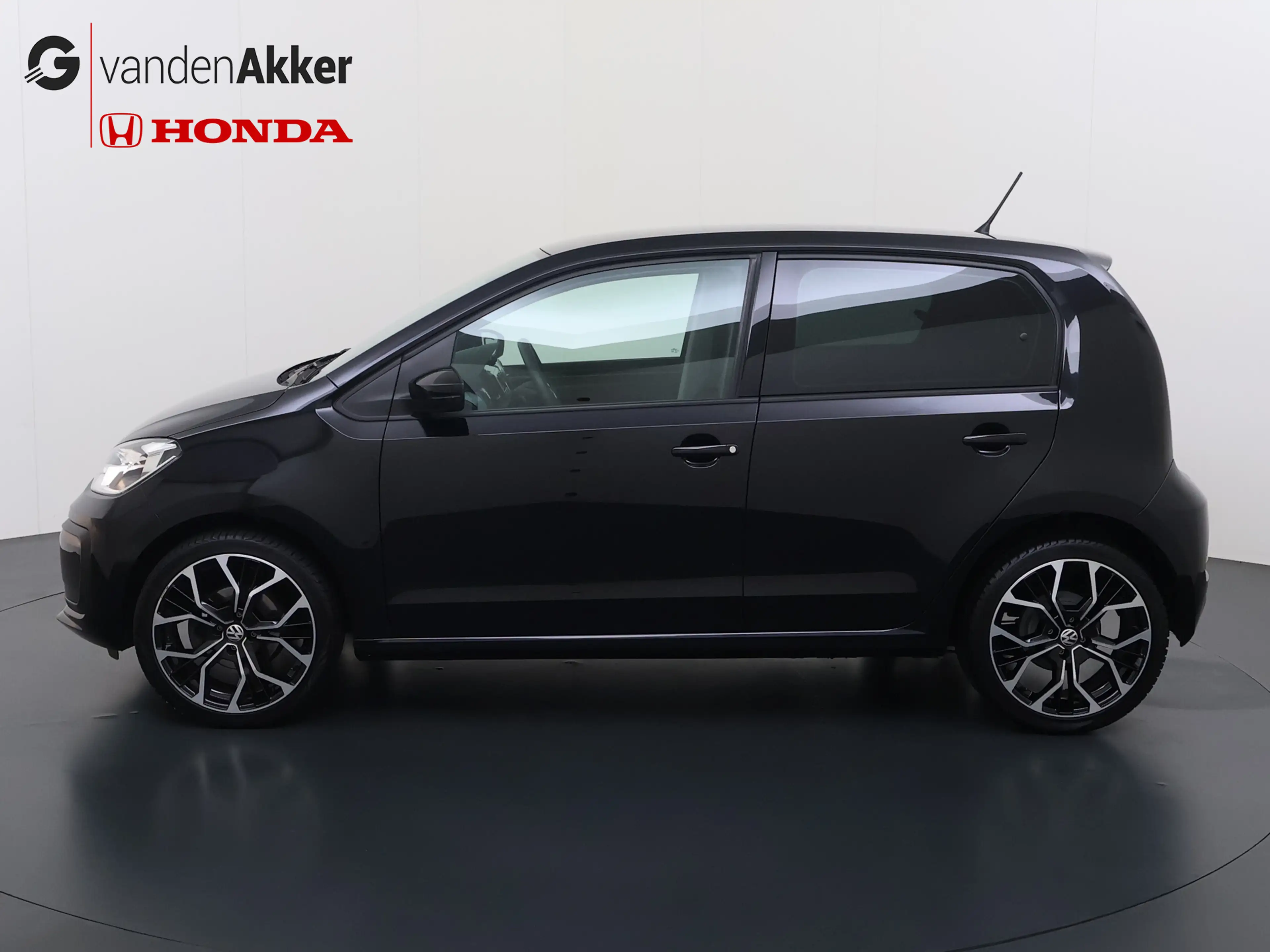 Volkswagen up! 1.0 60PK 5D BMT Move up! All Season Banden — photo 2