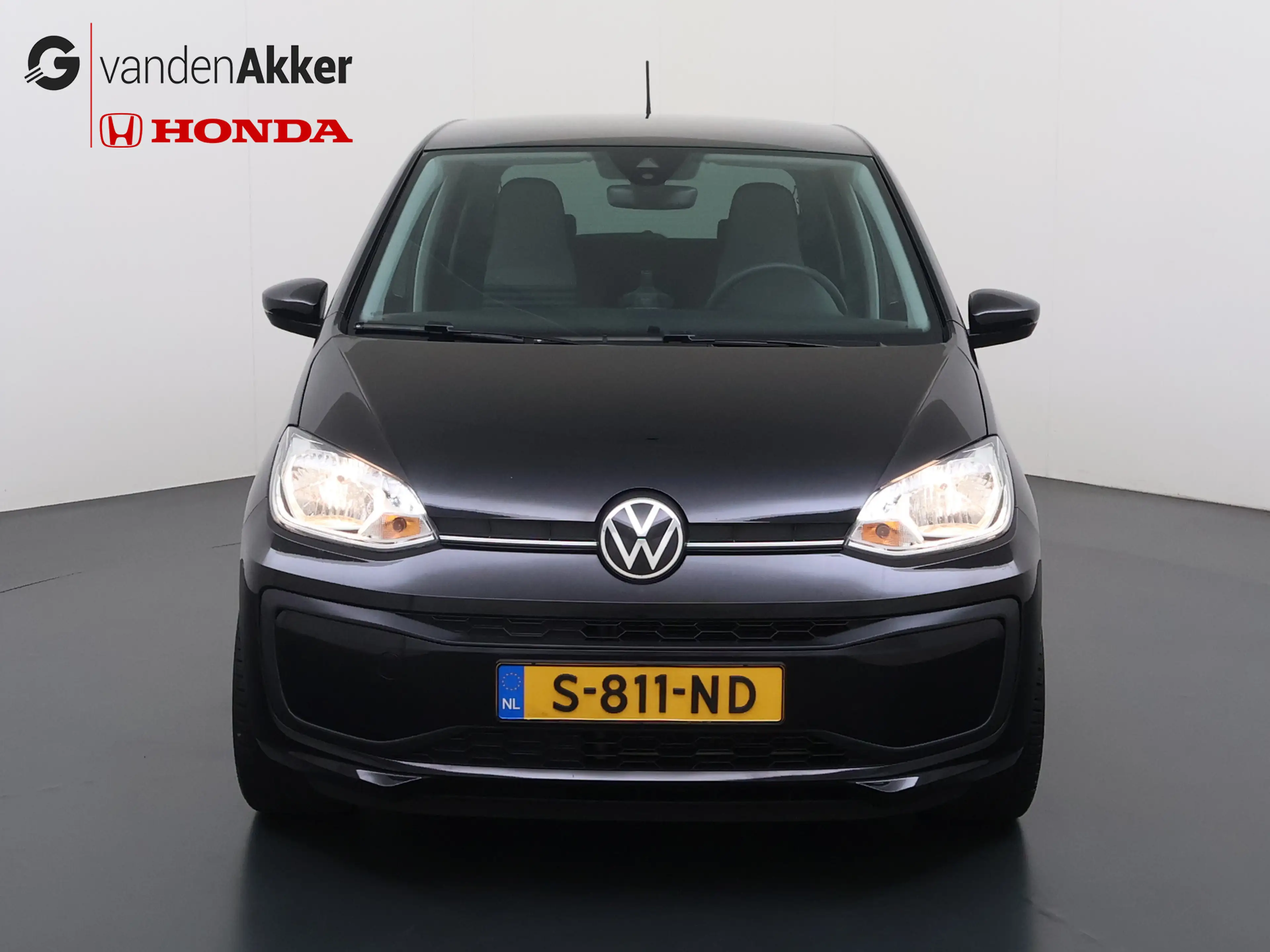 Volkswagen up! 1.0 60PK 5D BMT Move up! All Season Banden — photo 8