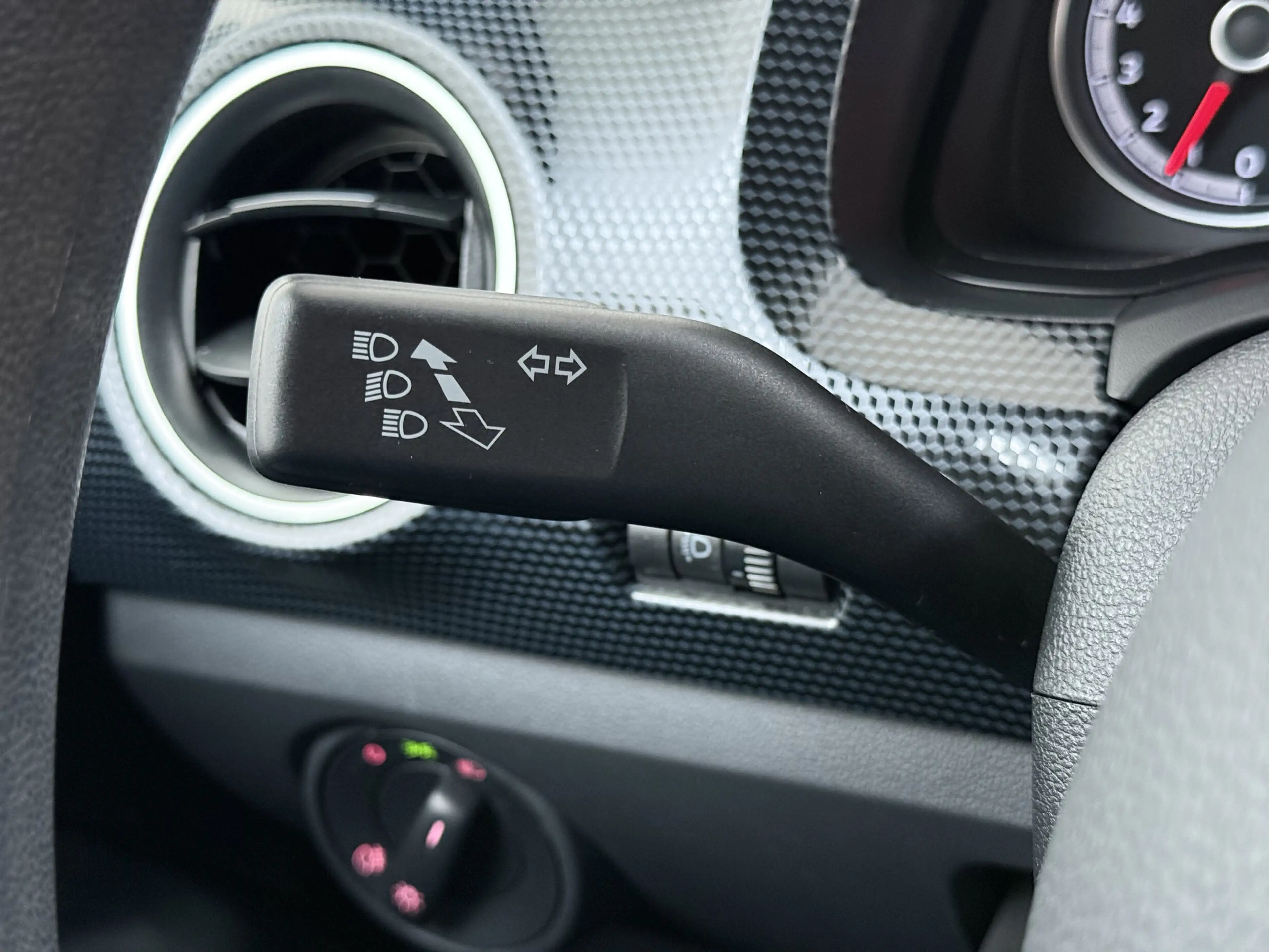 Volkswagen up! 1.0 60PK 5D BMT Move up! All Season Banden — photo 24