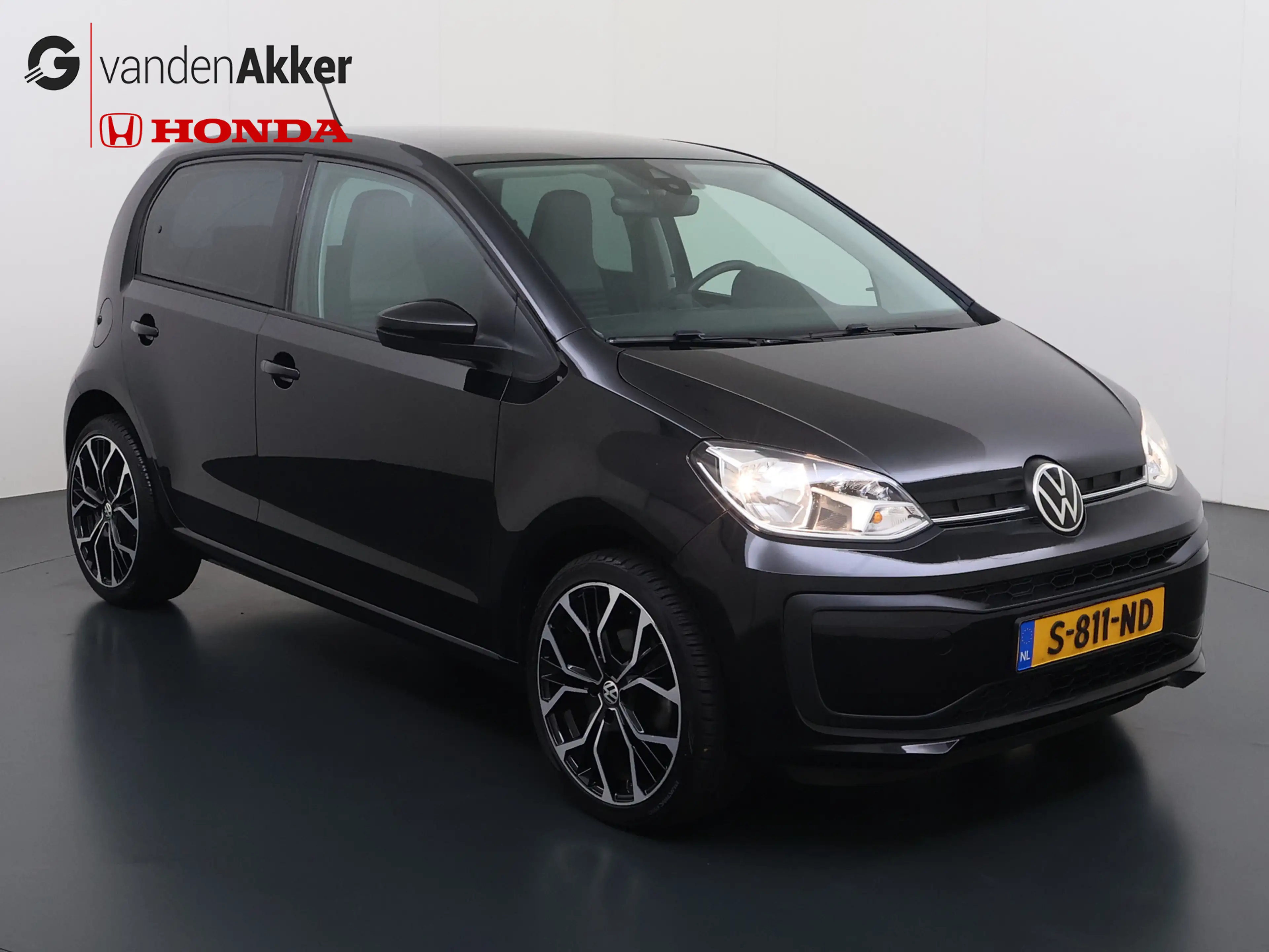 Volkswagen up! 1.0 60PK 5D BMT Move up! All Season Banden — photo 7
