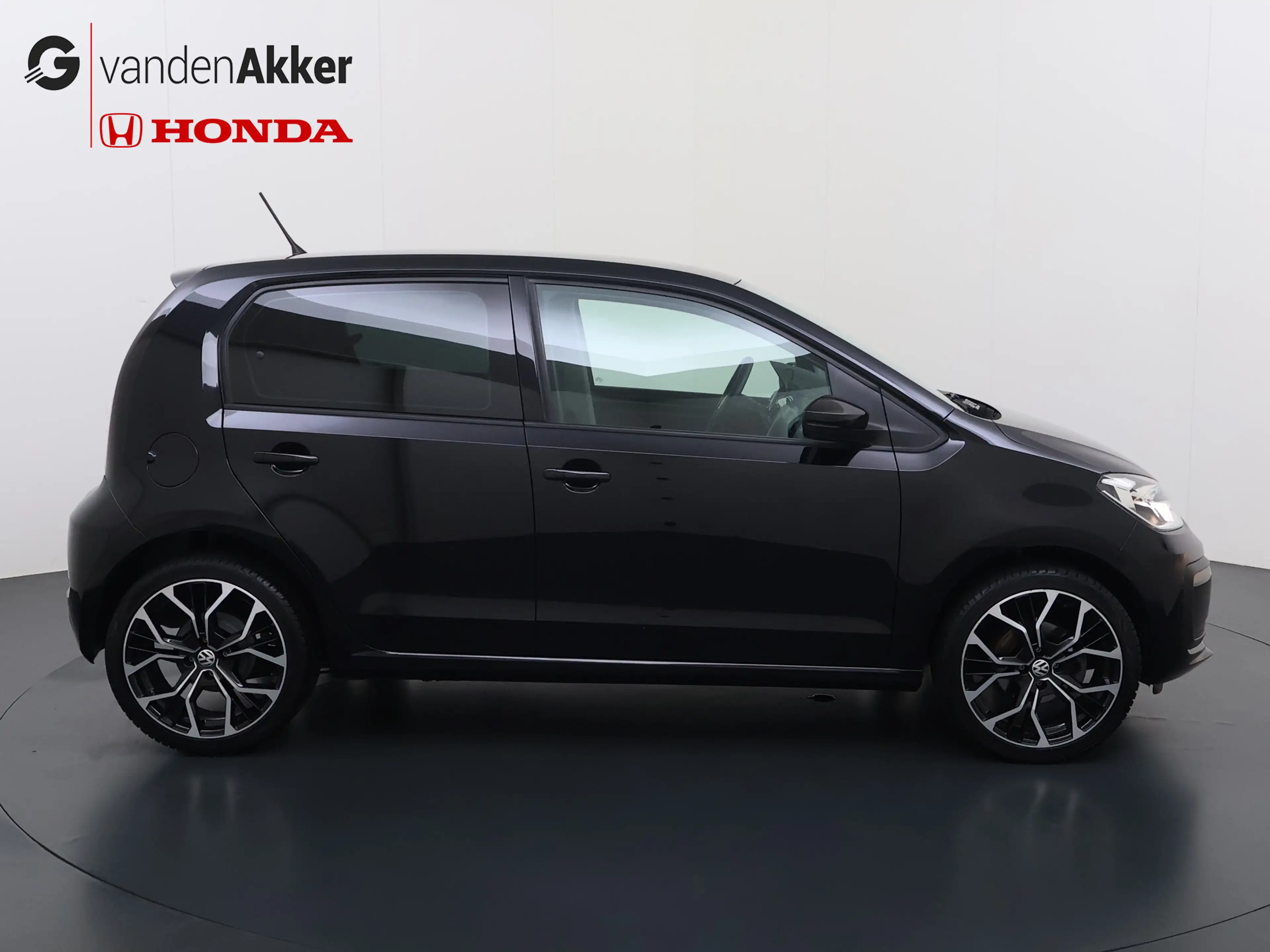 Volkswagen up! 1.0 60PK 5D BMT Move up! All Season Banden — photo 6
