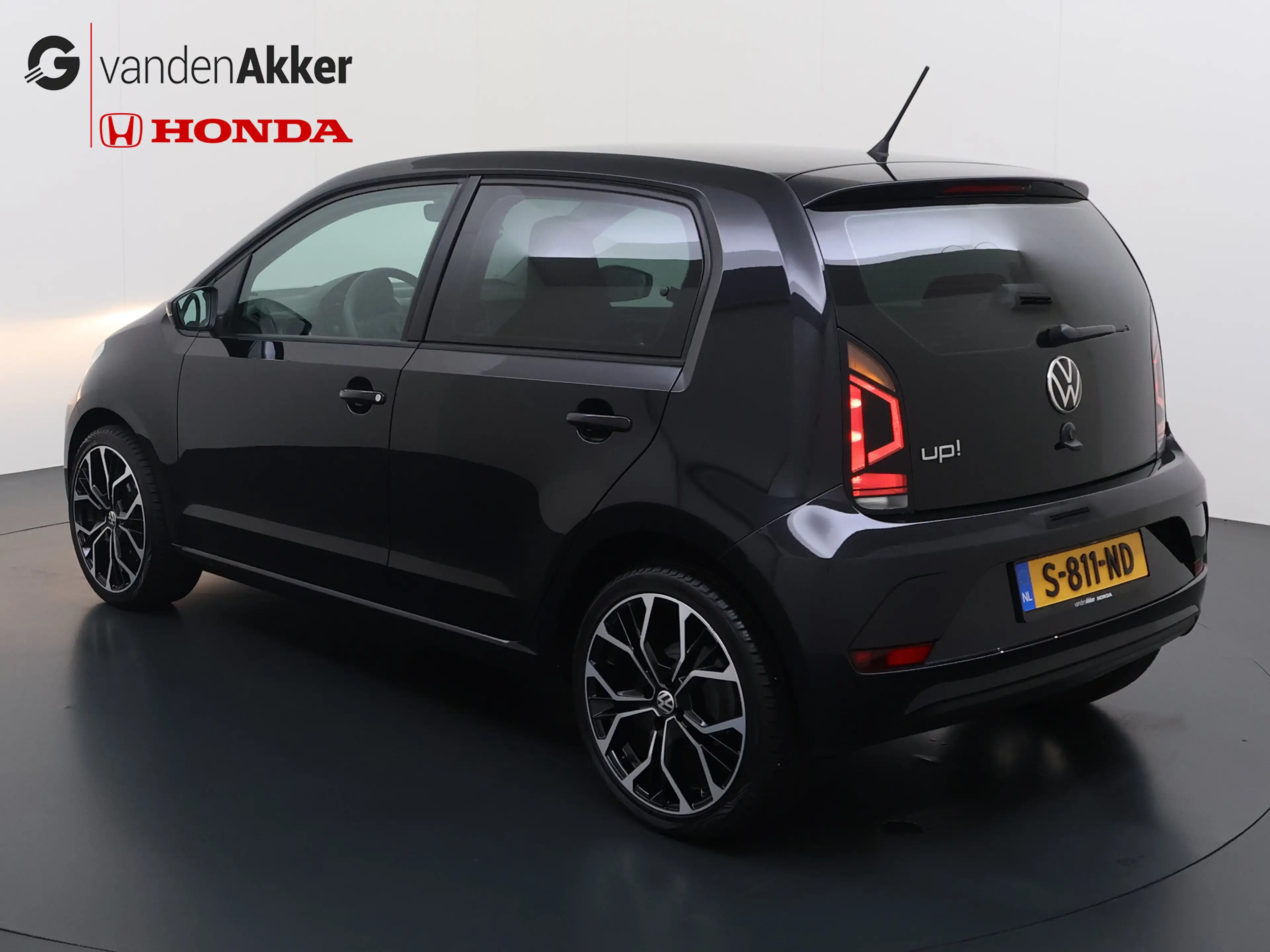 Volkswagen up! 1.0 60PK 5D BMT Move up! All Season Banden — photo 3