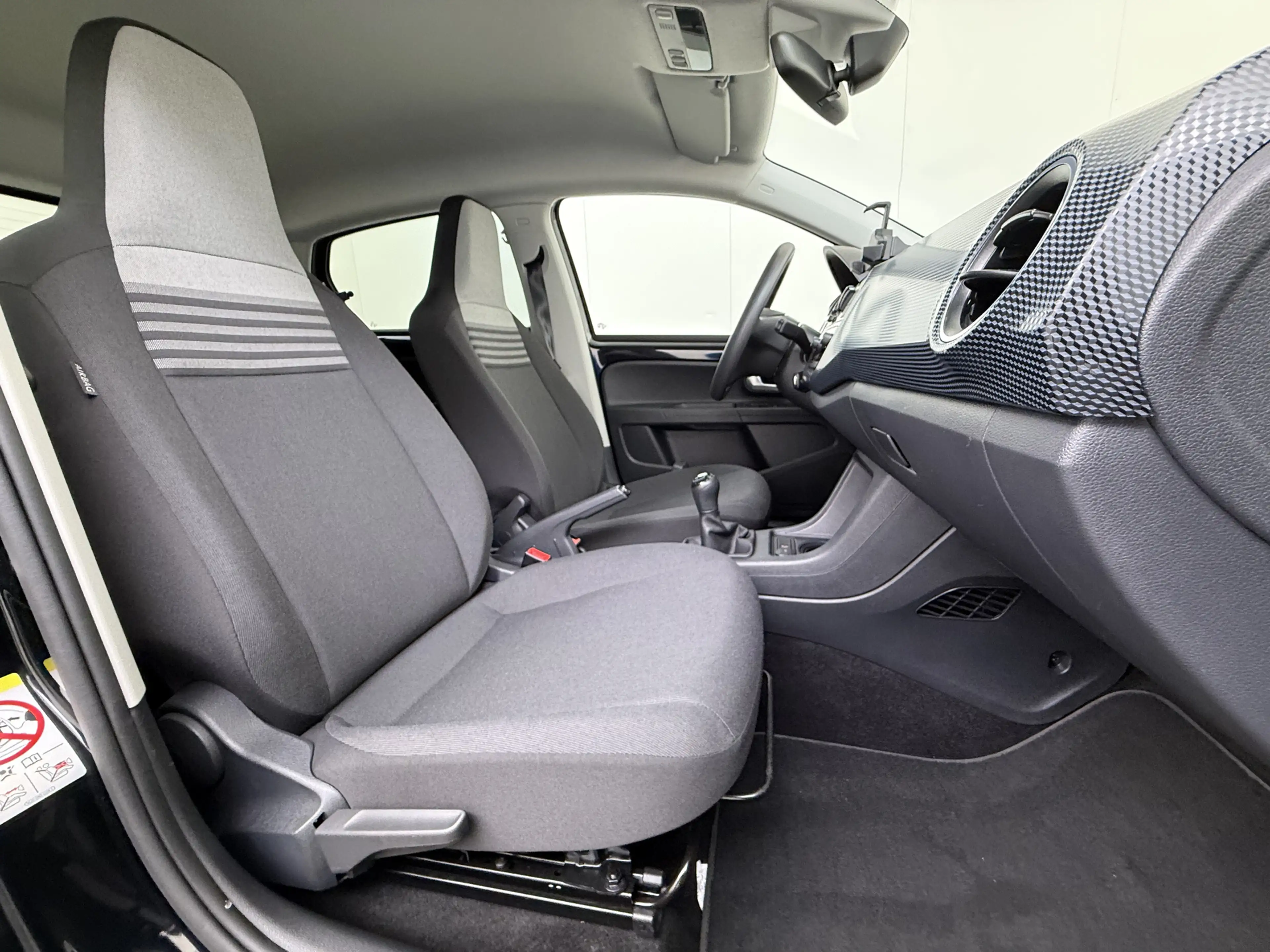Volkswagen up! 1.0 60PK 5D BMT Move up! All Season Banden — photo 33