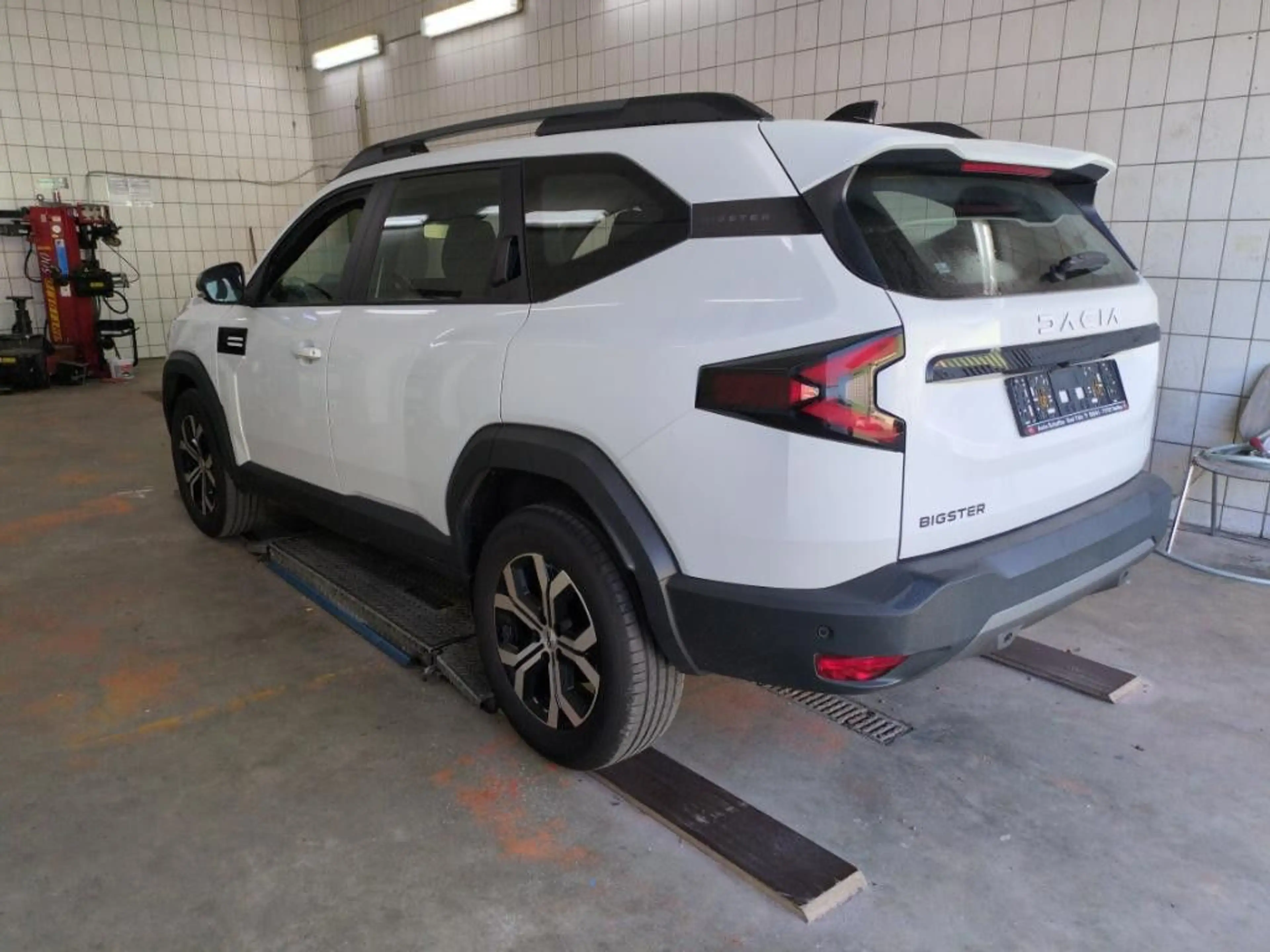 Dacia Bigster TCe 140 Expression "LED, Kamera" — photo 5