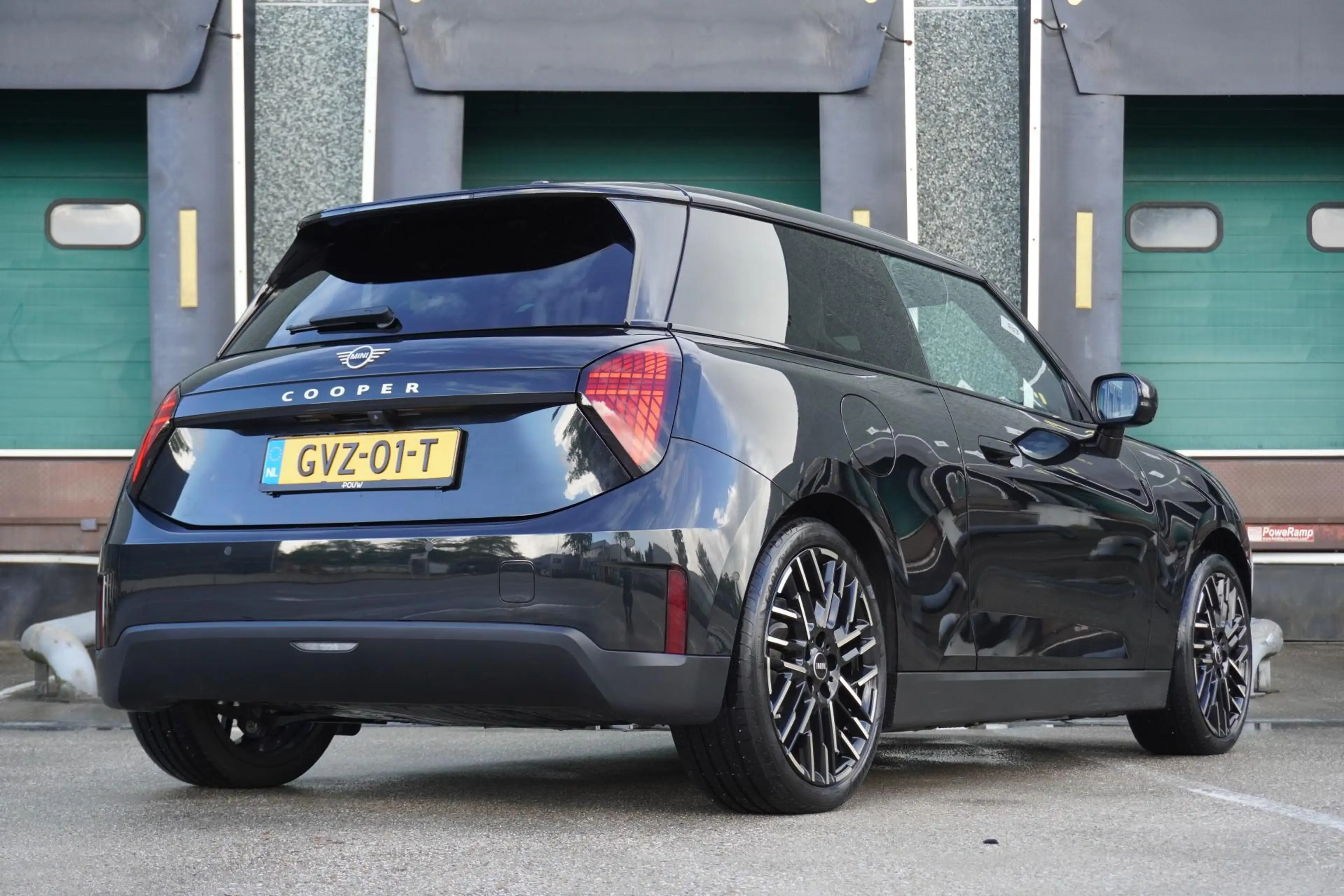 MINI Cooper E 3-Deurs 184pk Favoured L 40.7 kWh | Harman / Kardo — photo 2