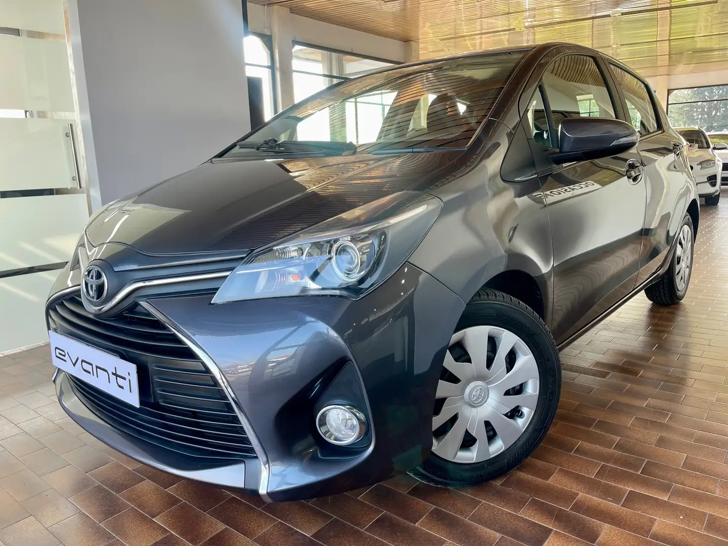 Toyota Yaris 1.0 Cool NEOPATENTATO/RETRO CAMERA/GOMME 4STAGIONI Gris - 1