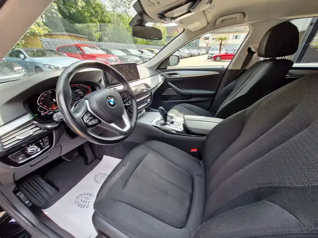 BMW 5 Series view 9
