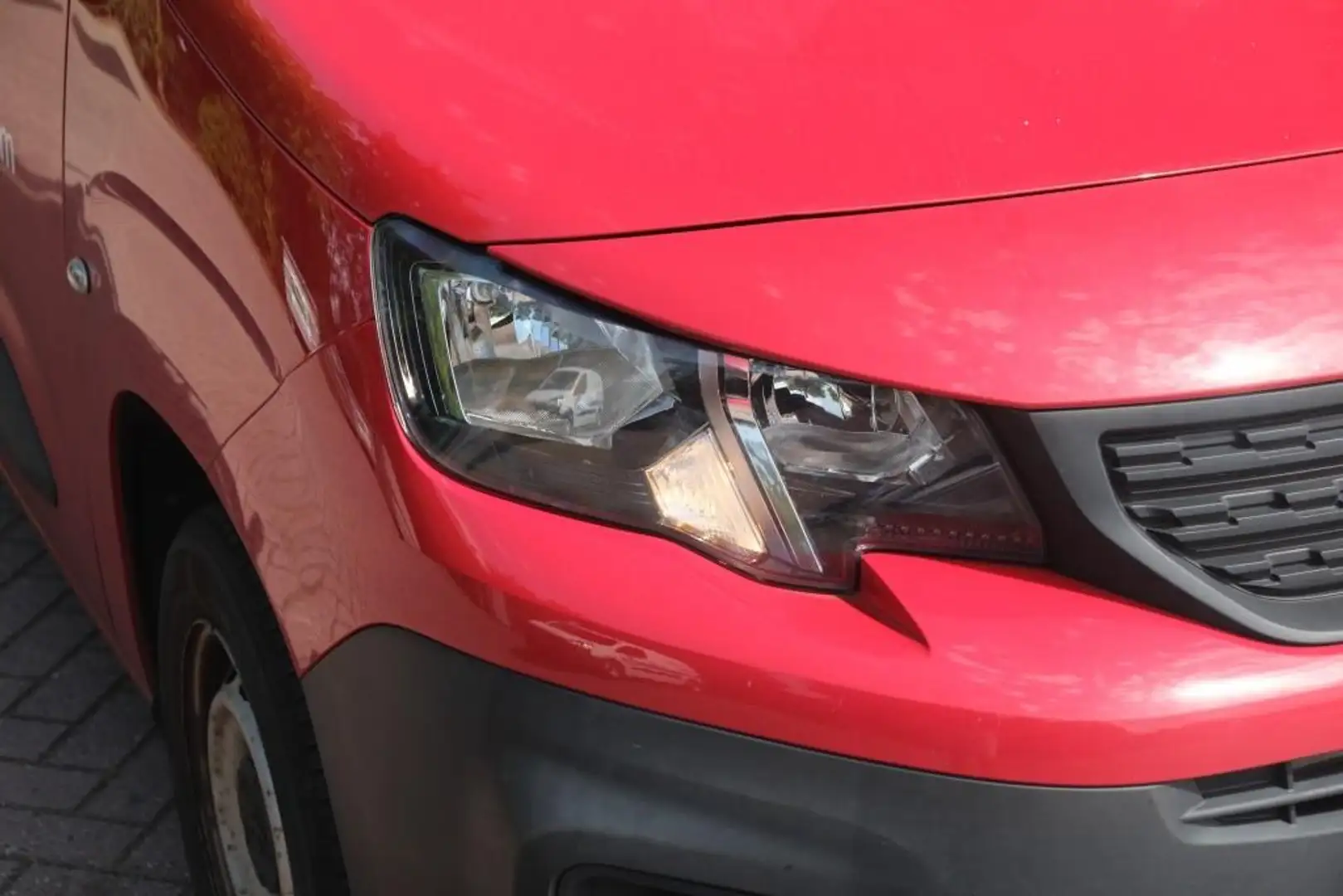 Peugeot Partner 1.5 BlueHDi 75pk Pro | Navi | App Connect | Airco Rood - 2