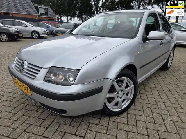 Volkswagen Bora 1.6-16V Trendline 2003. Airco/Cruise/Trekhaak etc.