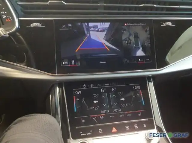 Audi Q7 view 9