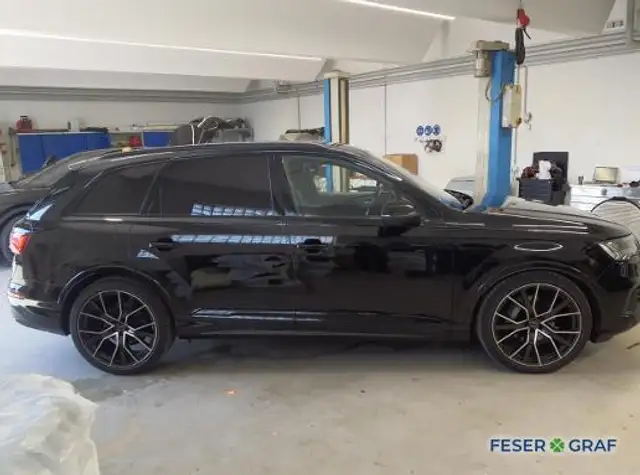 Audi Q7 view 5