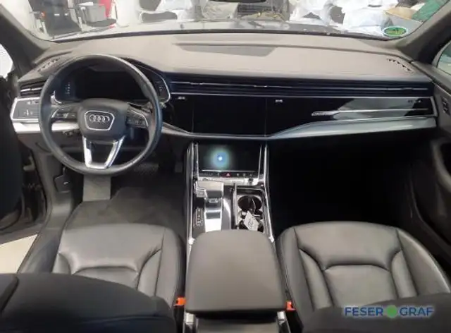 Audi Q7 view 7