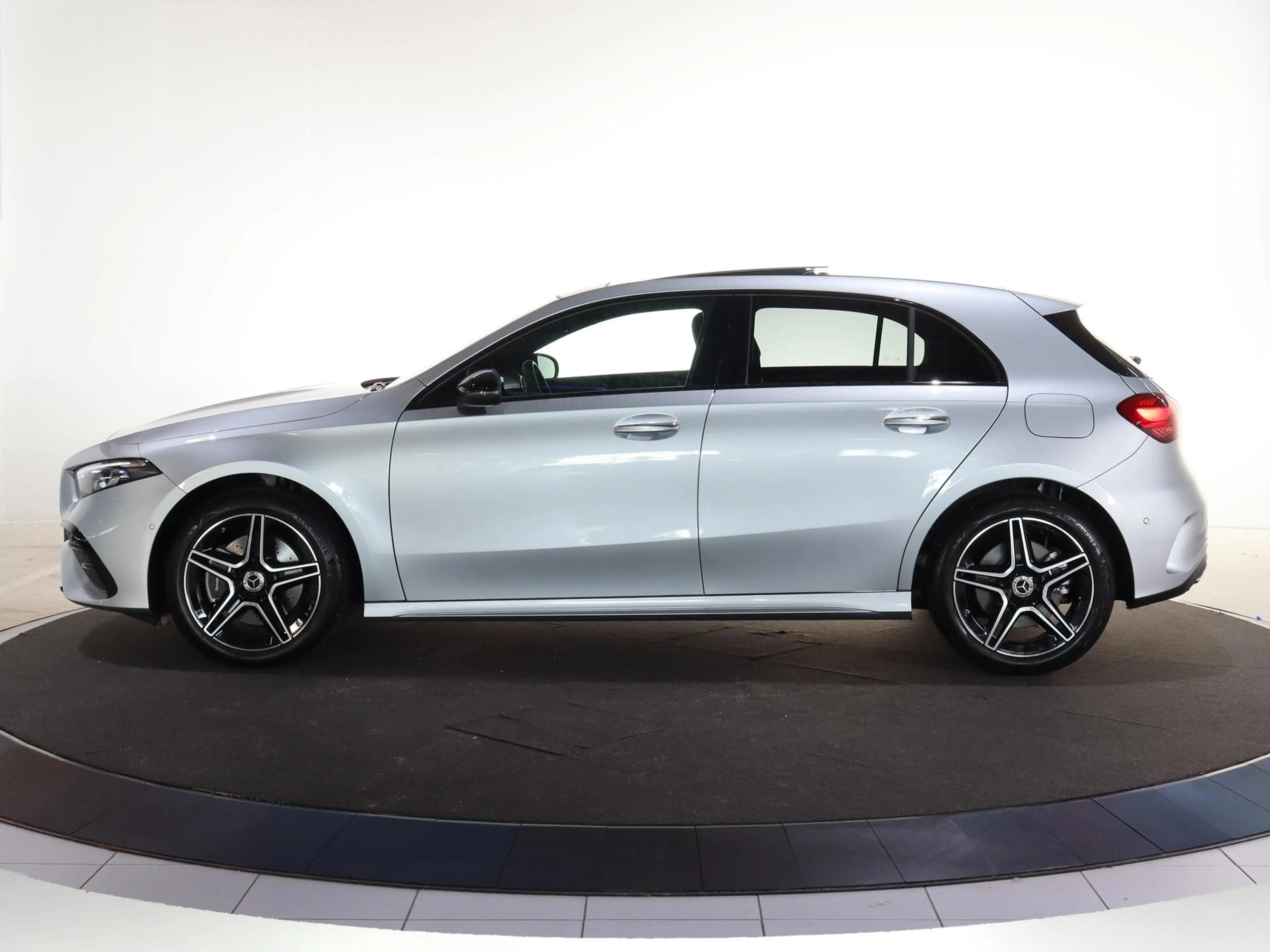 Mercedes-Benz A 250 250e Star Edition AMG Line | Multibeam | Panoramas — photo 5