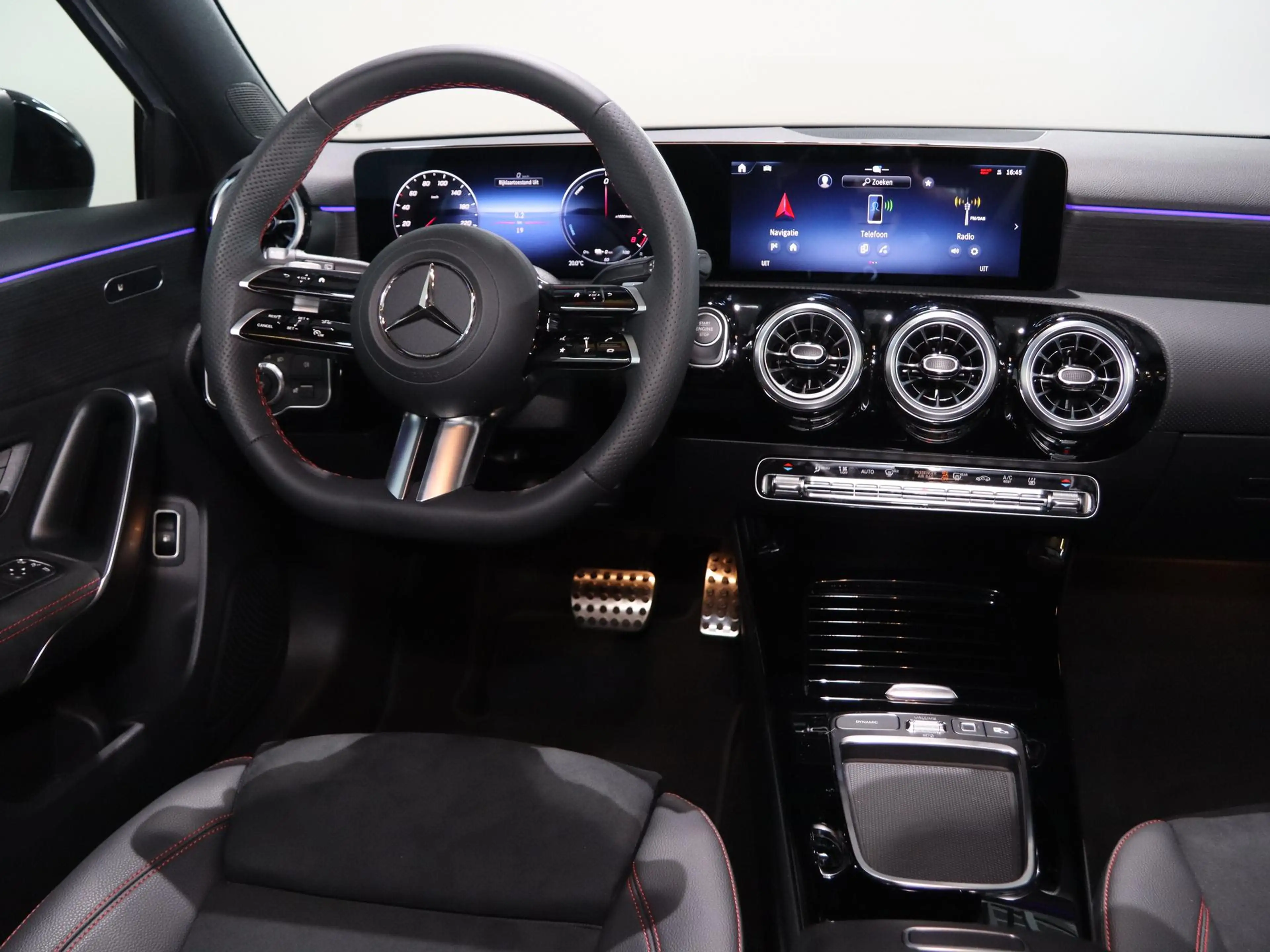 Mercedes-Benz A 250 250e Star Edition AMG Line | Multibeam | Panoramas — photo 11