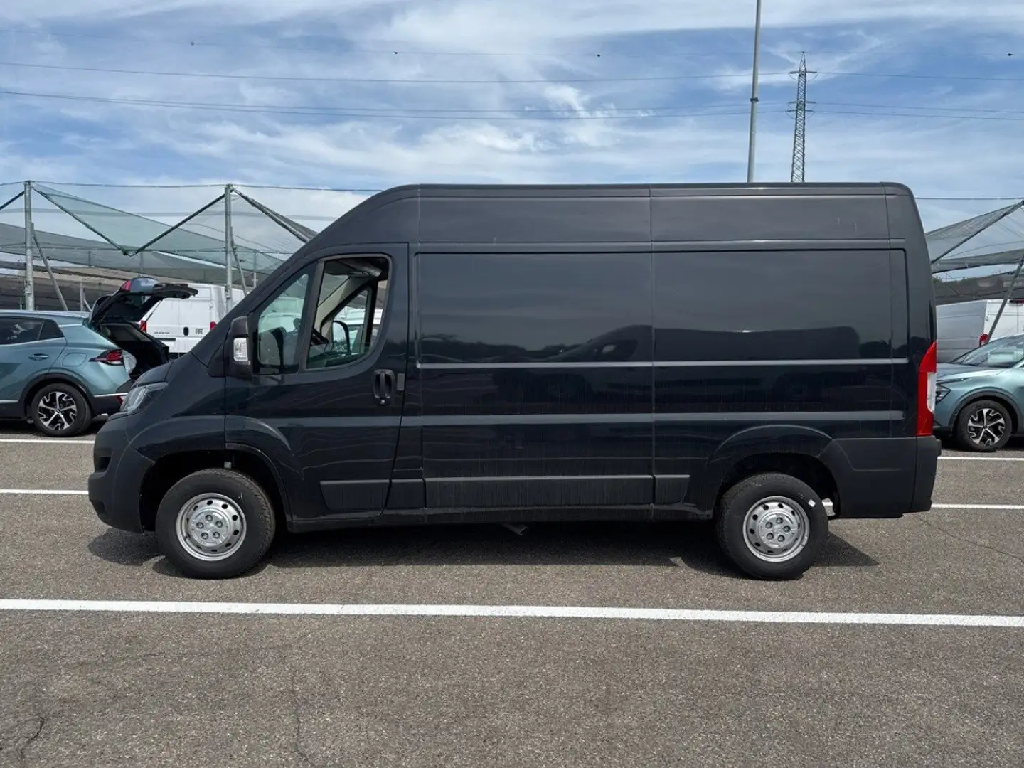 Peugeot Boxer 335 L2H2 2.2 BlueHDi 140cv S&S Nero - 2