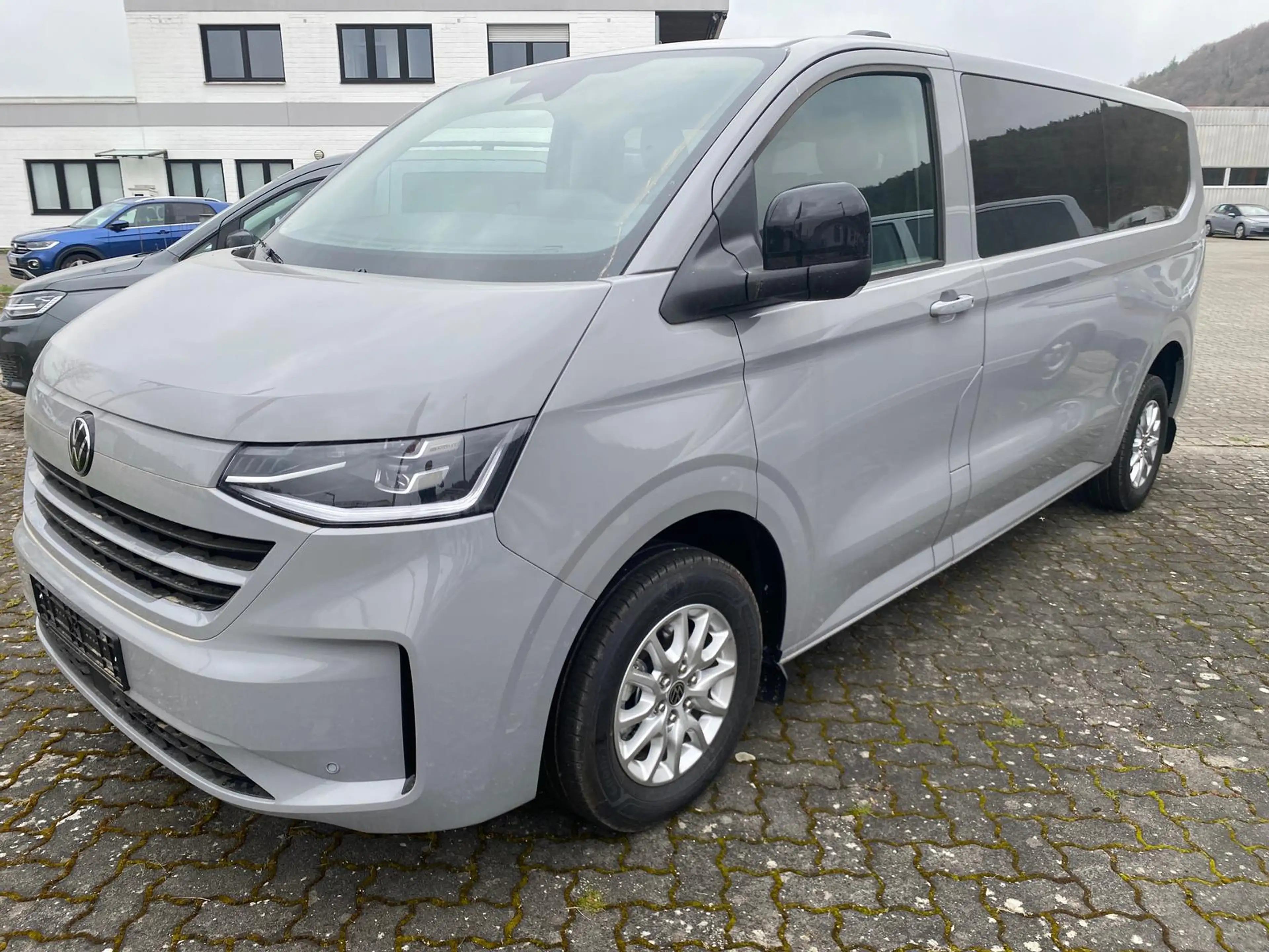 Volkswagen T7 Caravelle Caravelle 2.0 TDI DSG AHK ACC 3zon Matrix Kamera — photo 2