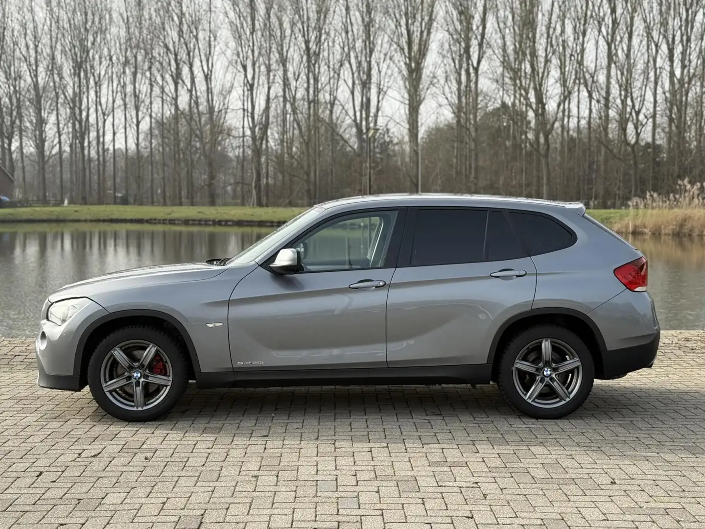 BMW X1 sDrive20i Grau - 2