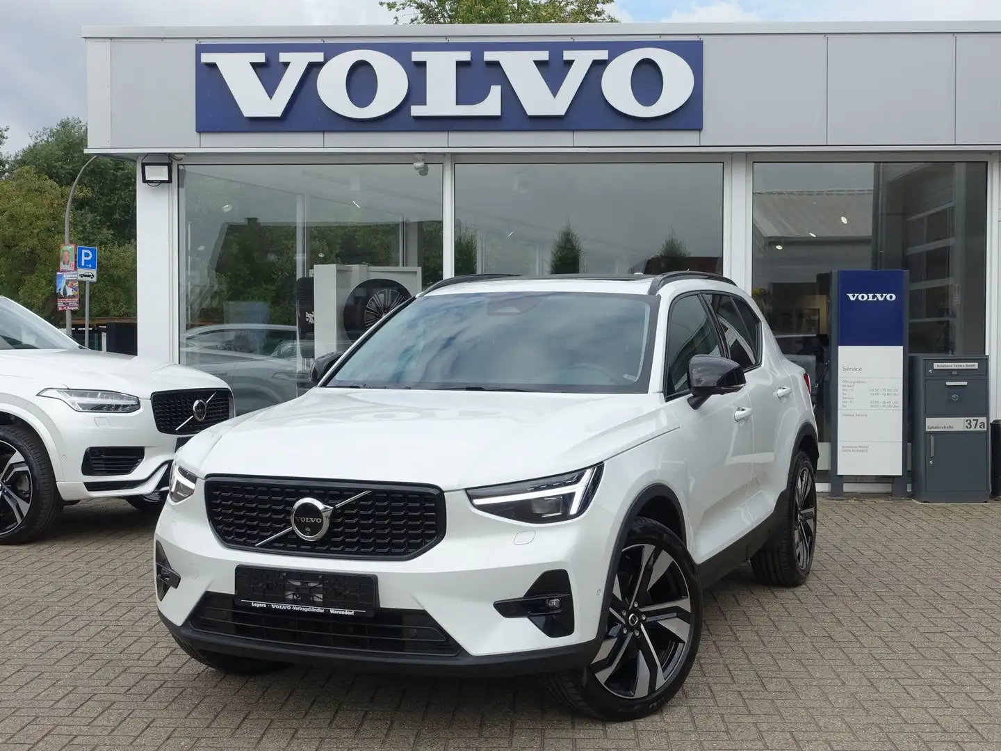 Volvo XC40 Ultra Dark B4 Mild-Hybrid PANO/360°KAM/BLIS Alb - 1