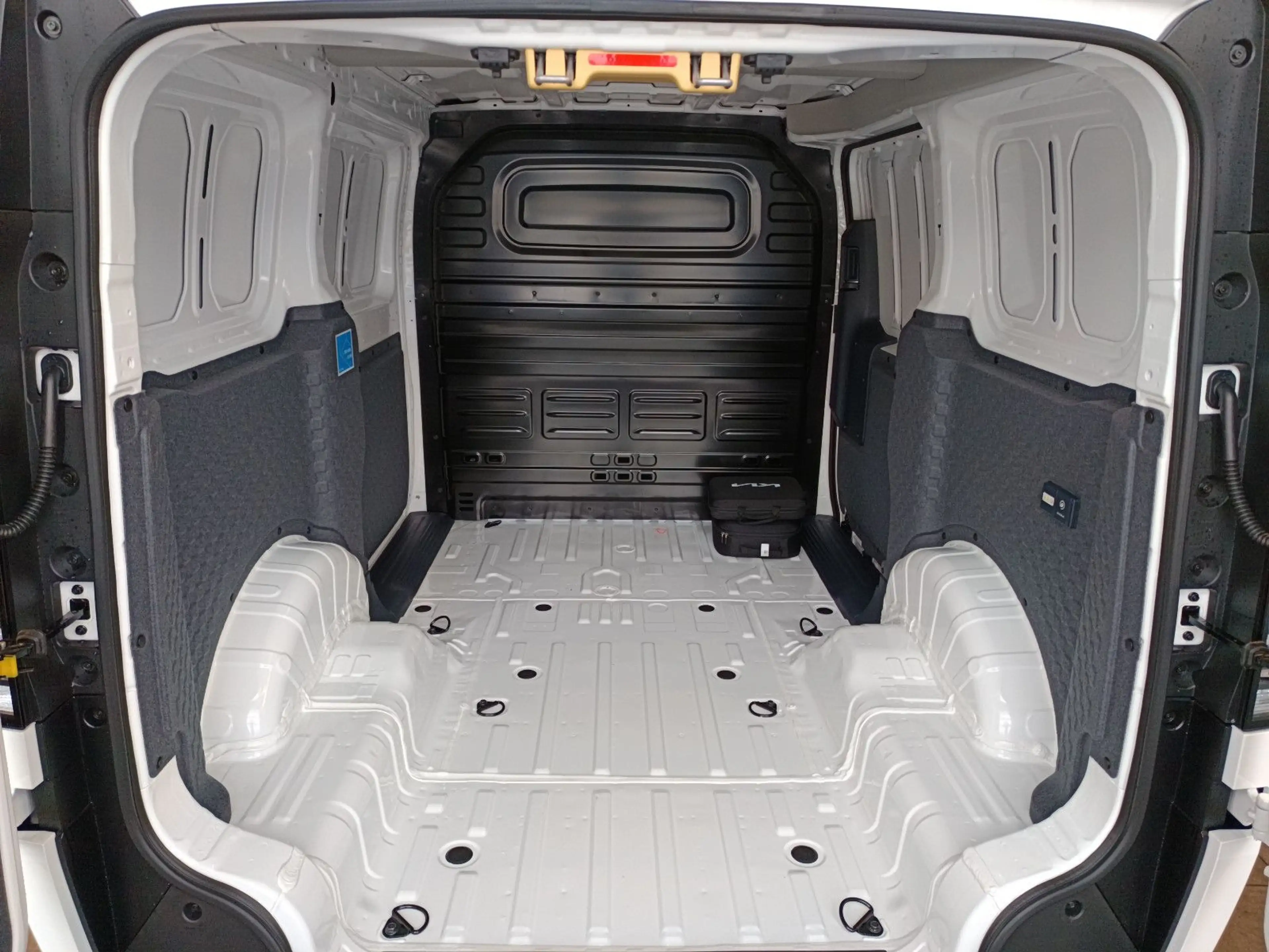 Kia PV5 Cargo L2H1 89 kW Elite WP AW — photo 13