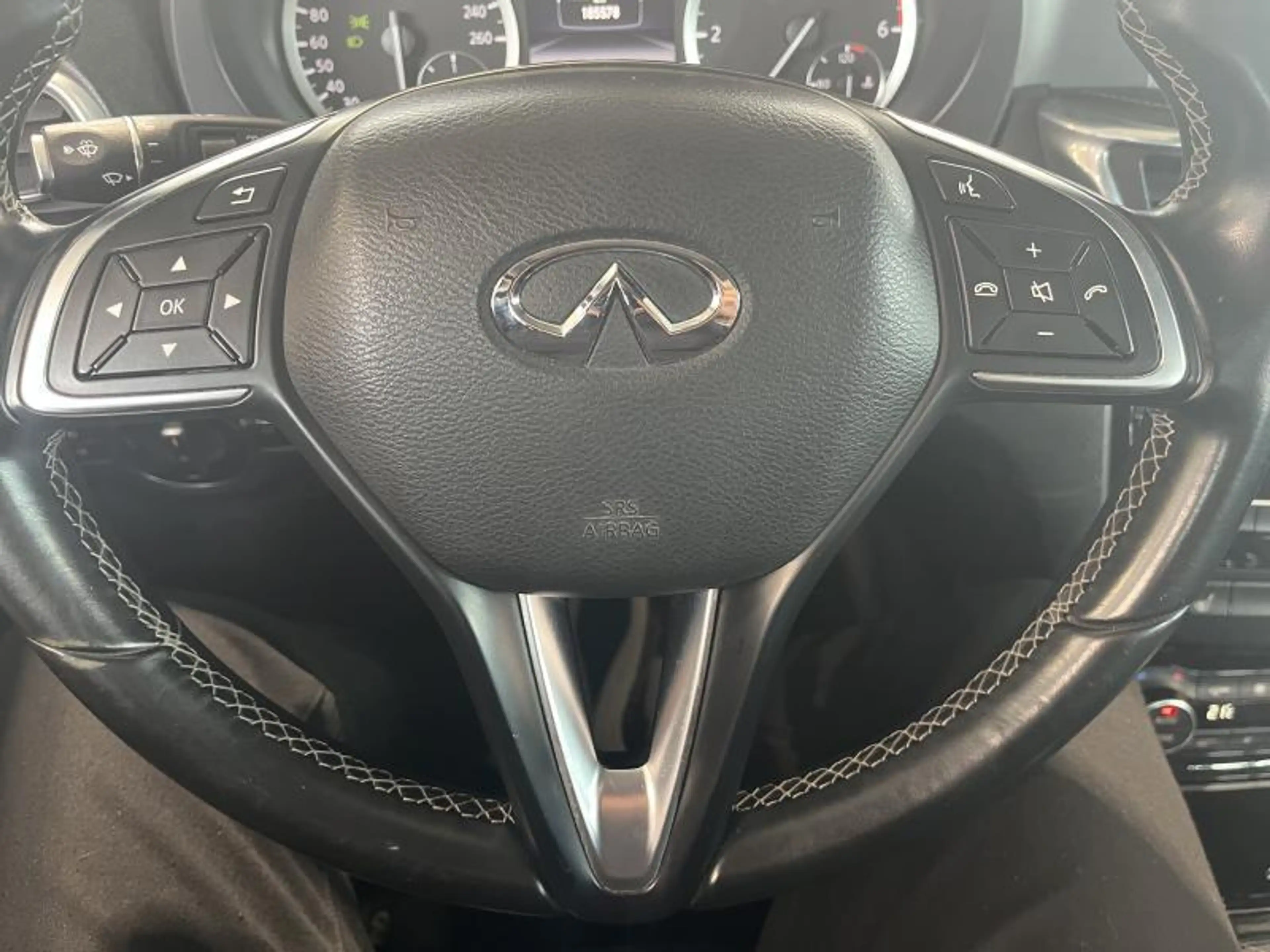 Infiniti Q30 1.5 DCI — photo 11