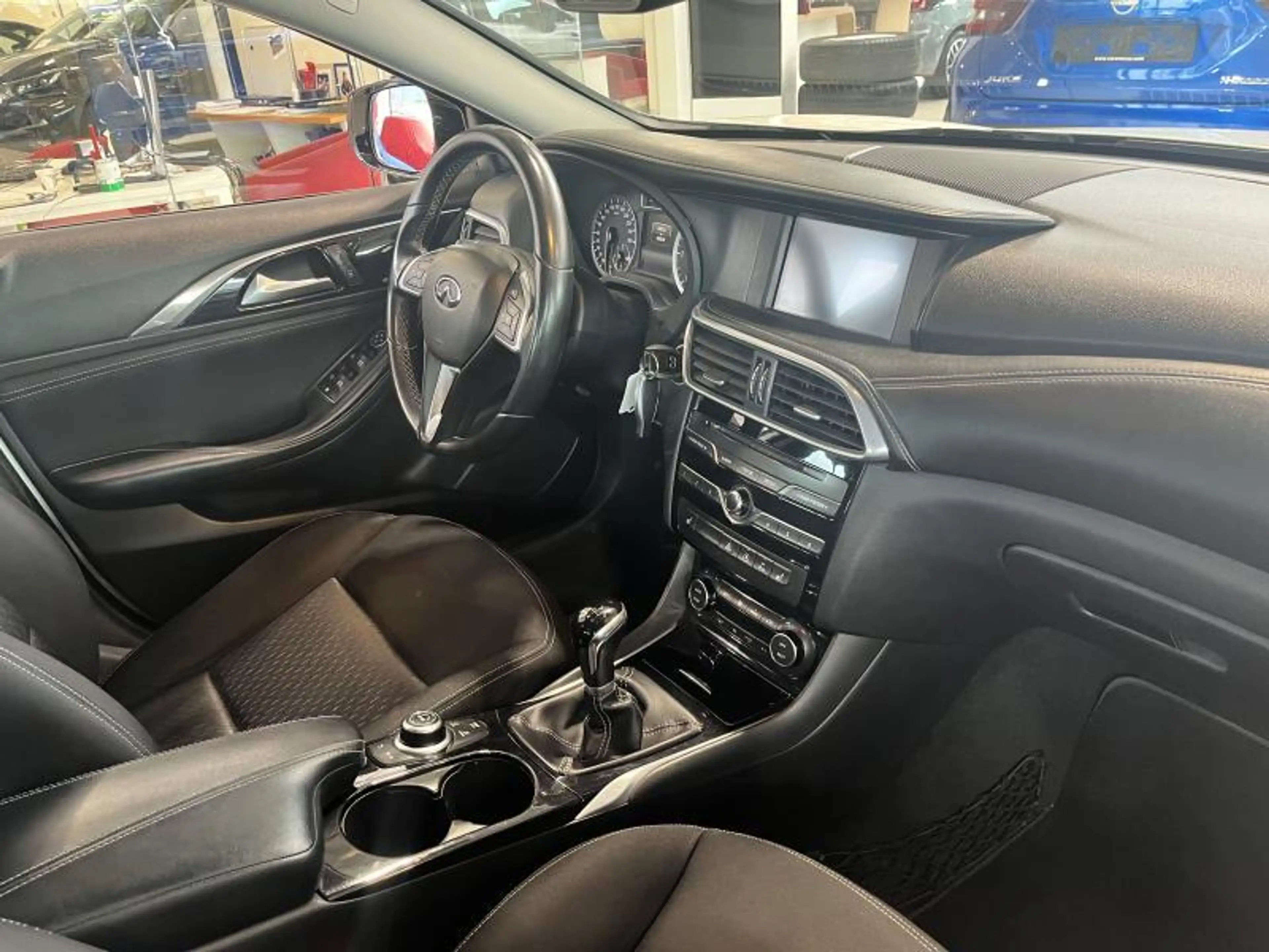 Infiniti Q30 1.5 DCI — photo 10