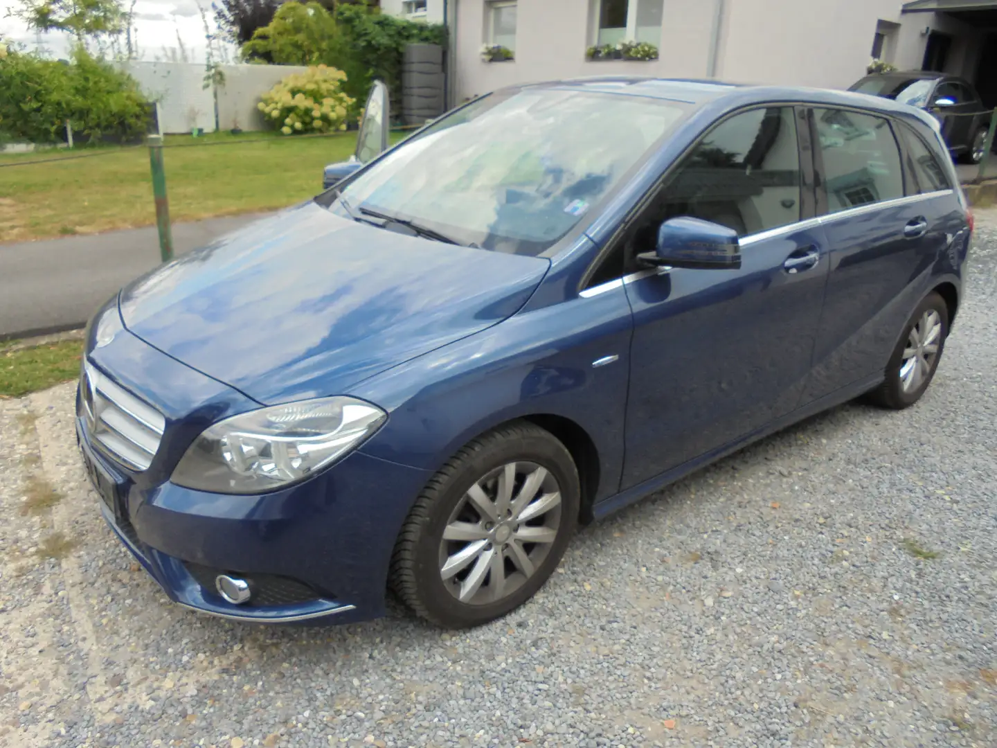 Mercedes-Benz B 200 B-Klasse (BlueEFFICIENCY) Blue - 1