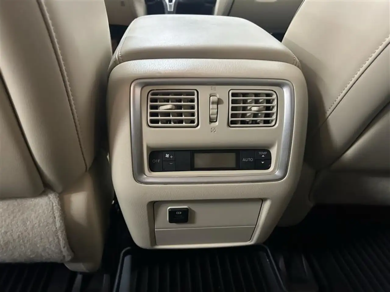 Infiniti QX60 снимка Infiniti QX60