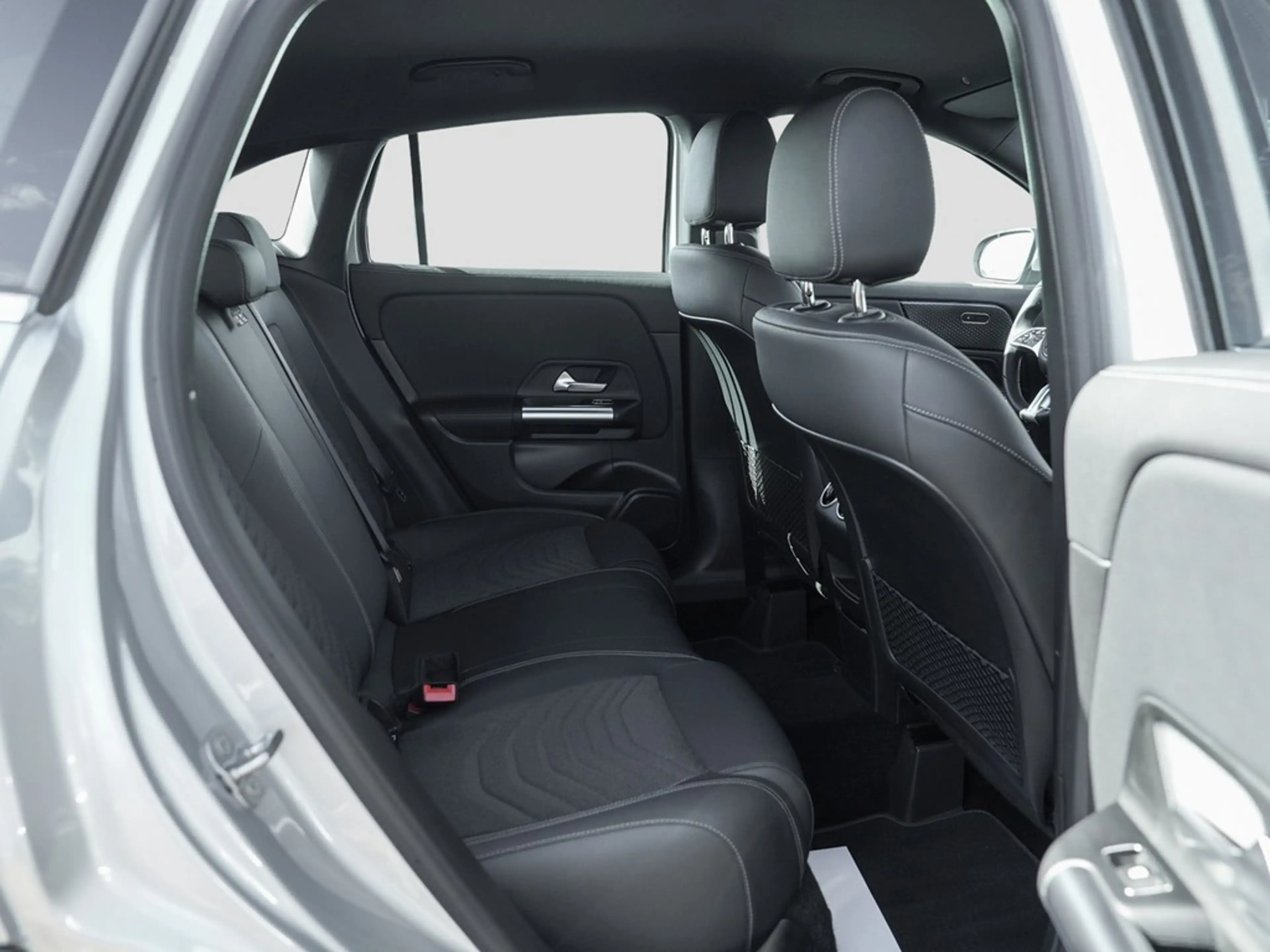 Mercedes-Benz GLA 200 Desingpaket Advanced *LED*AHK*Navi*Kamera*Kessy... — photo 10