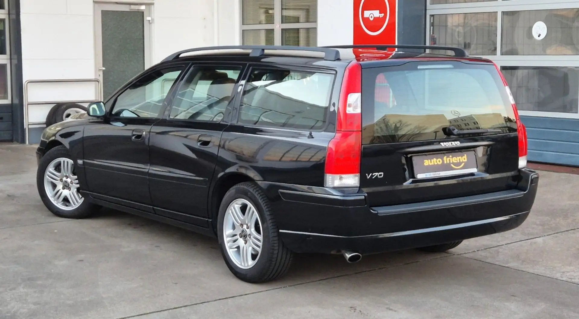 Volvo V70 2.4 Automatik T5 Momentum *1. HAND* 260 PS Schwarz - 2