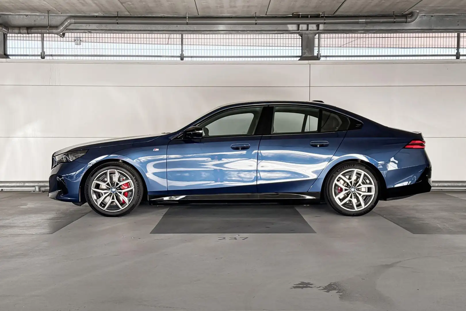 BMW i5 Sedan M60 xDrive 84 kWh Blauw - 2