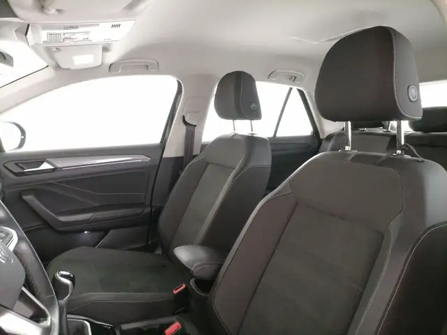 Volkswagen T-Roc view 12