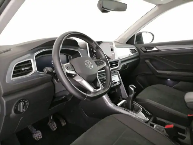 Volkswagen T-Roc view 11