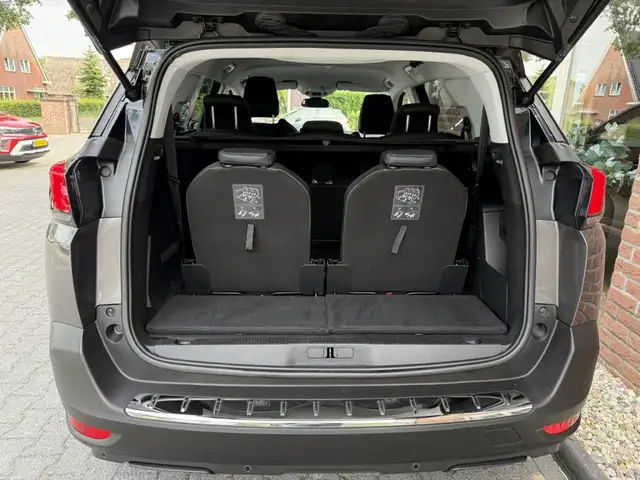 Peugeot 5008 view 9