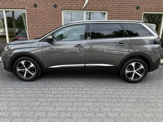 Peugeot 5008 view 2