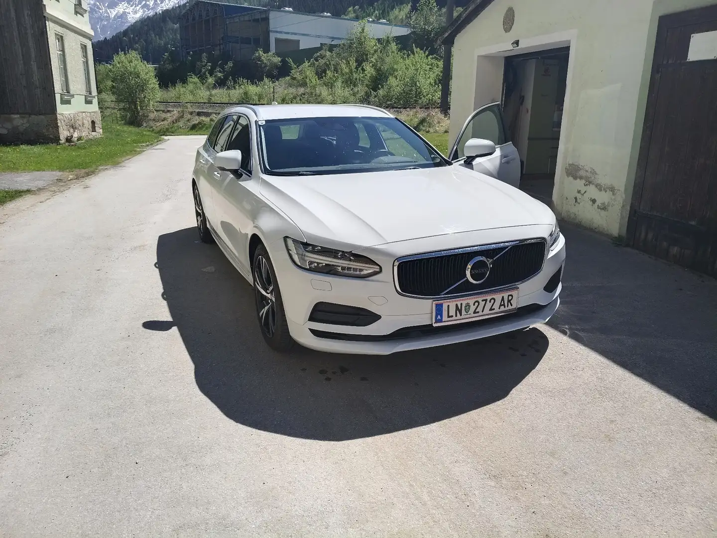 Volvo V90 D4 AWD Momentum Geartronic - 1