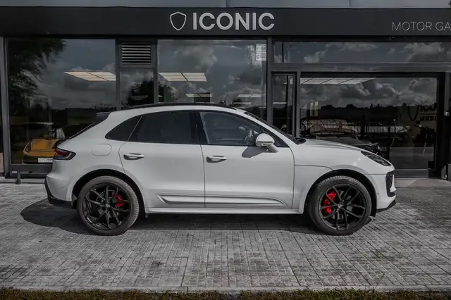 Porsche Macan view 4