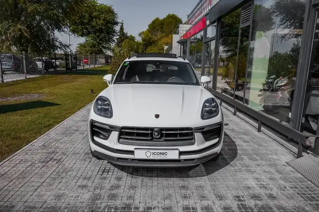 Porsche Macan view 3