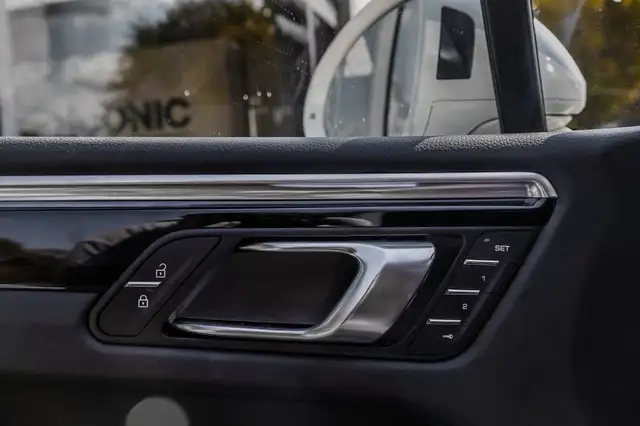 Porsche Macan view 10